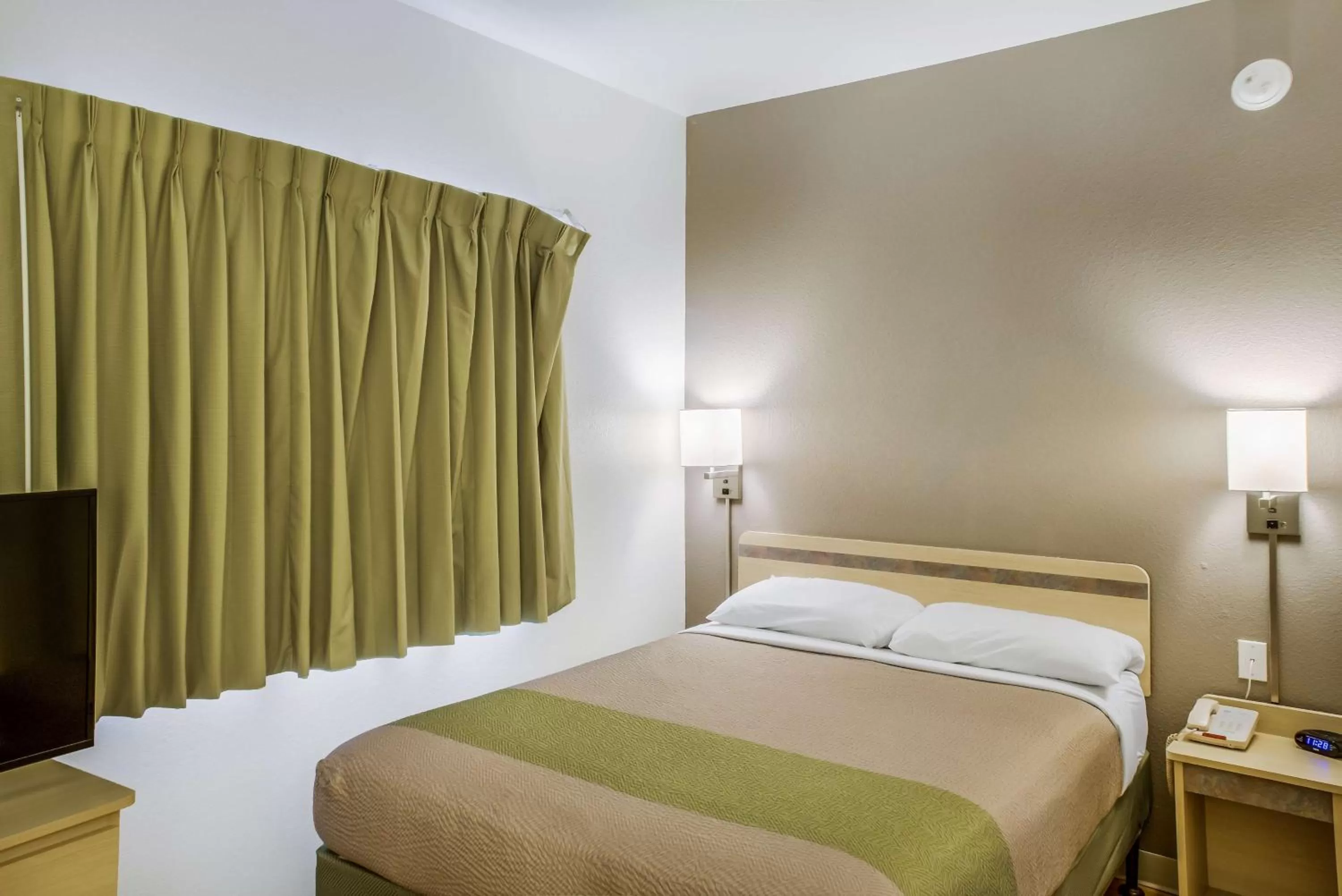 Photo of the whole room, Bed in Studio 6-Fishers, IN - Indianapolis