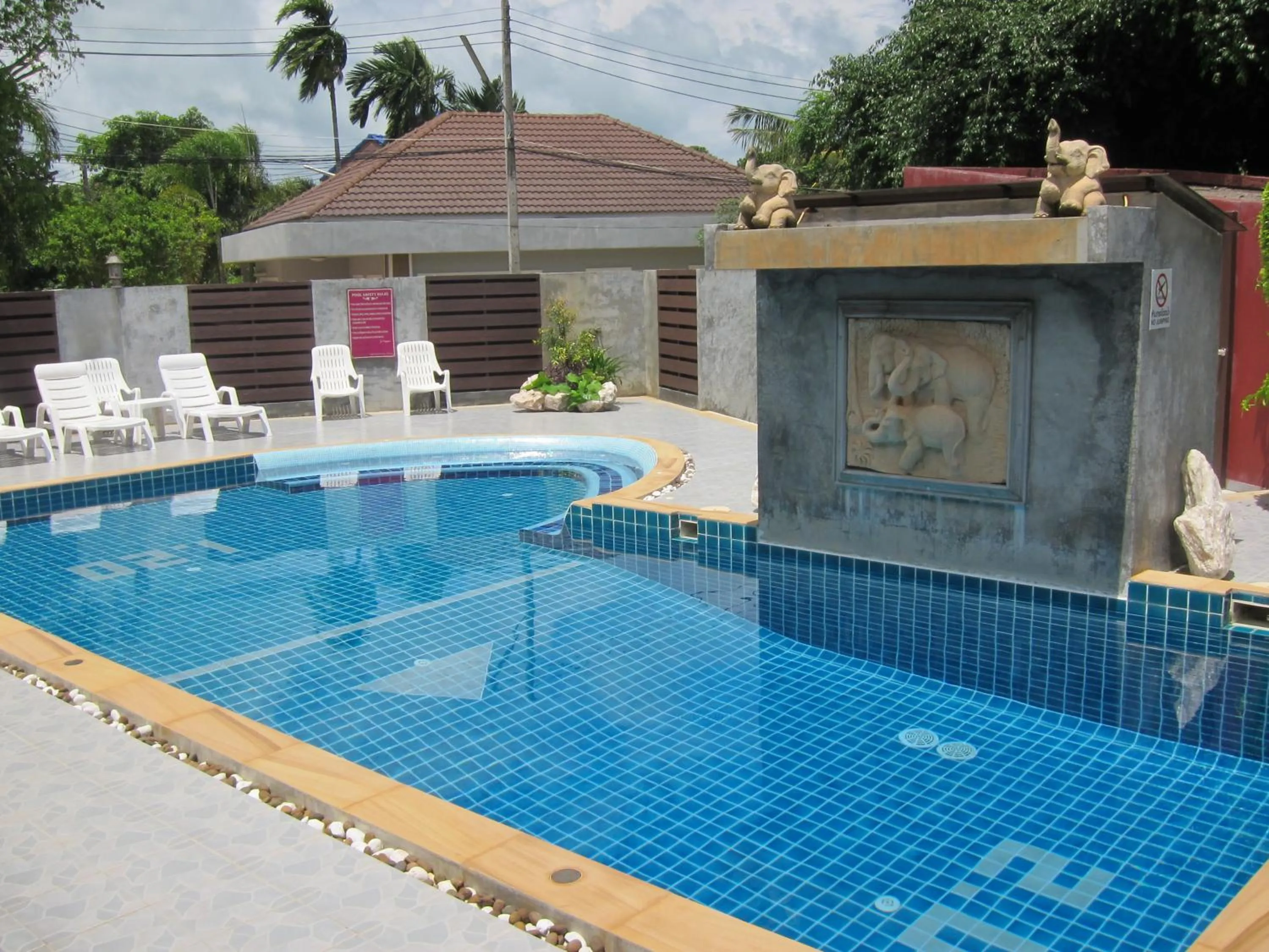 Swimming pool in Forest Bungalows & Mama's Restaurant