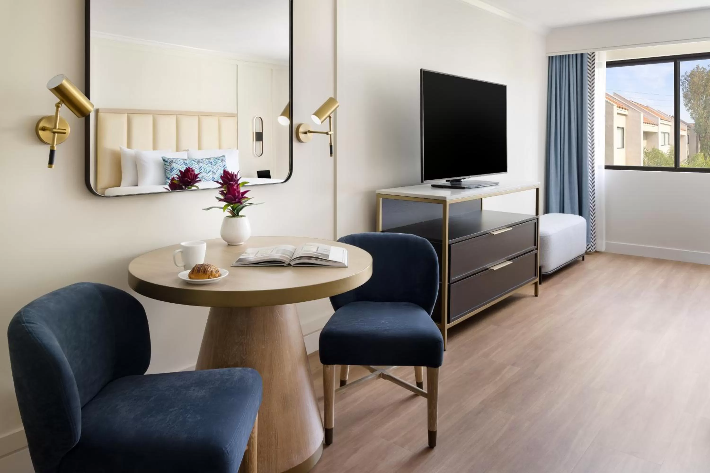 TV and multimedia, Bed in The Anza-a Calabasas Hotel