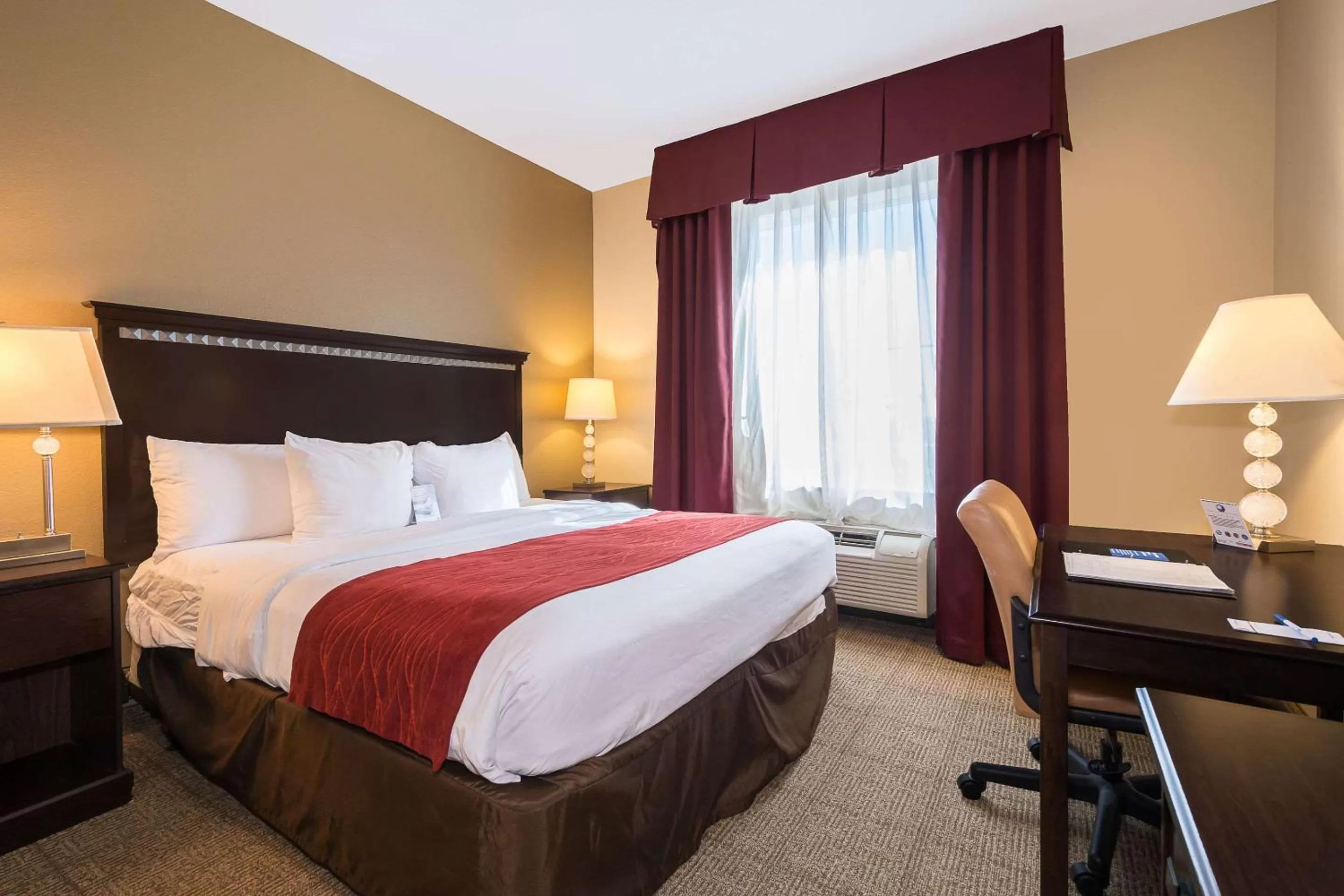 Photo of the whole room, Bed in Comfort Inn & Suites Maingate South