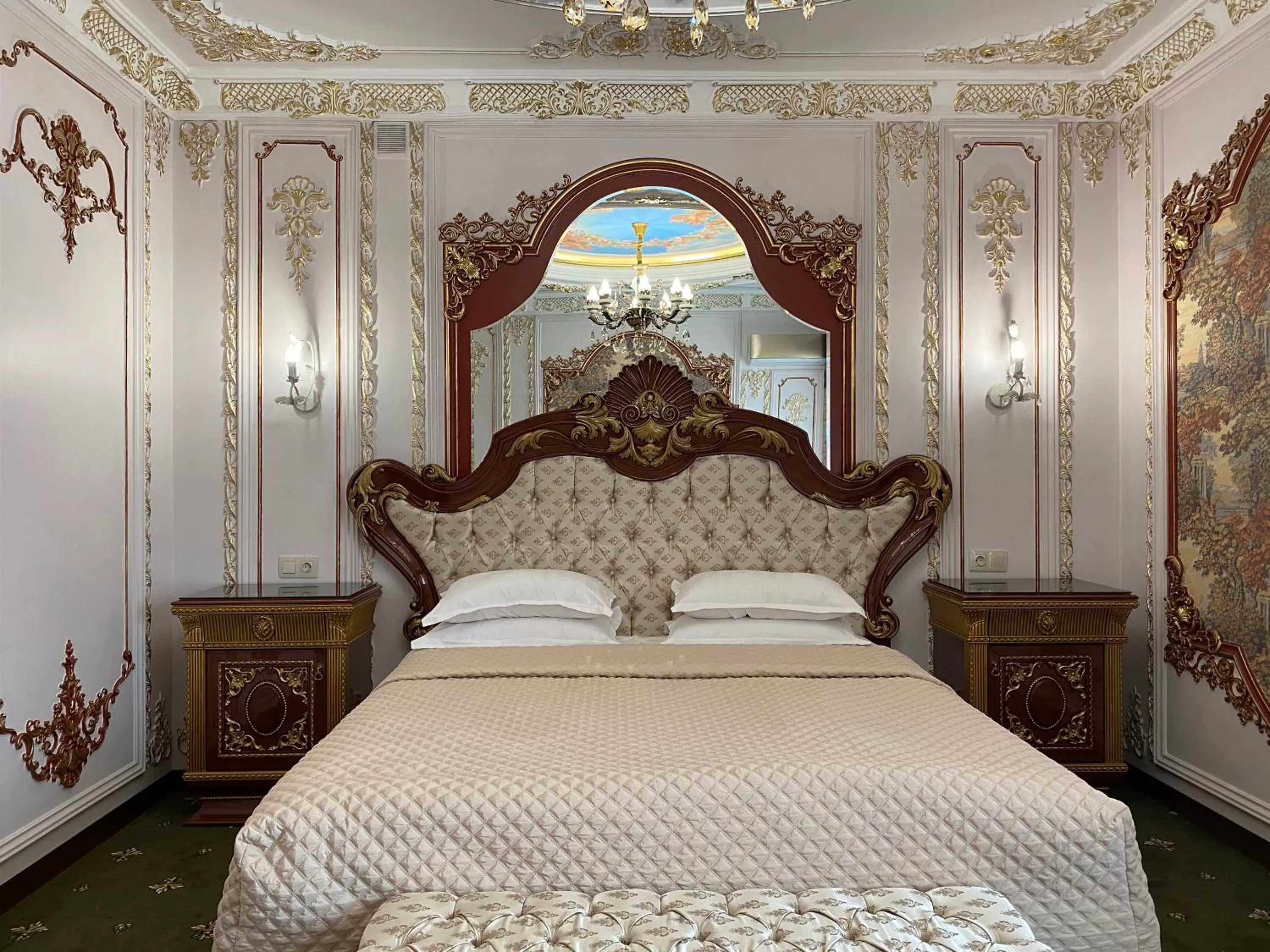 Bed, Room Photo in Lion Hotel