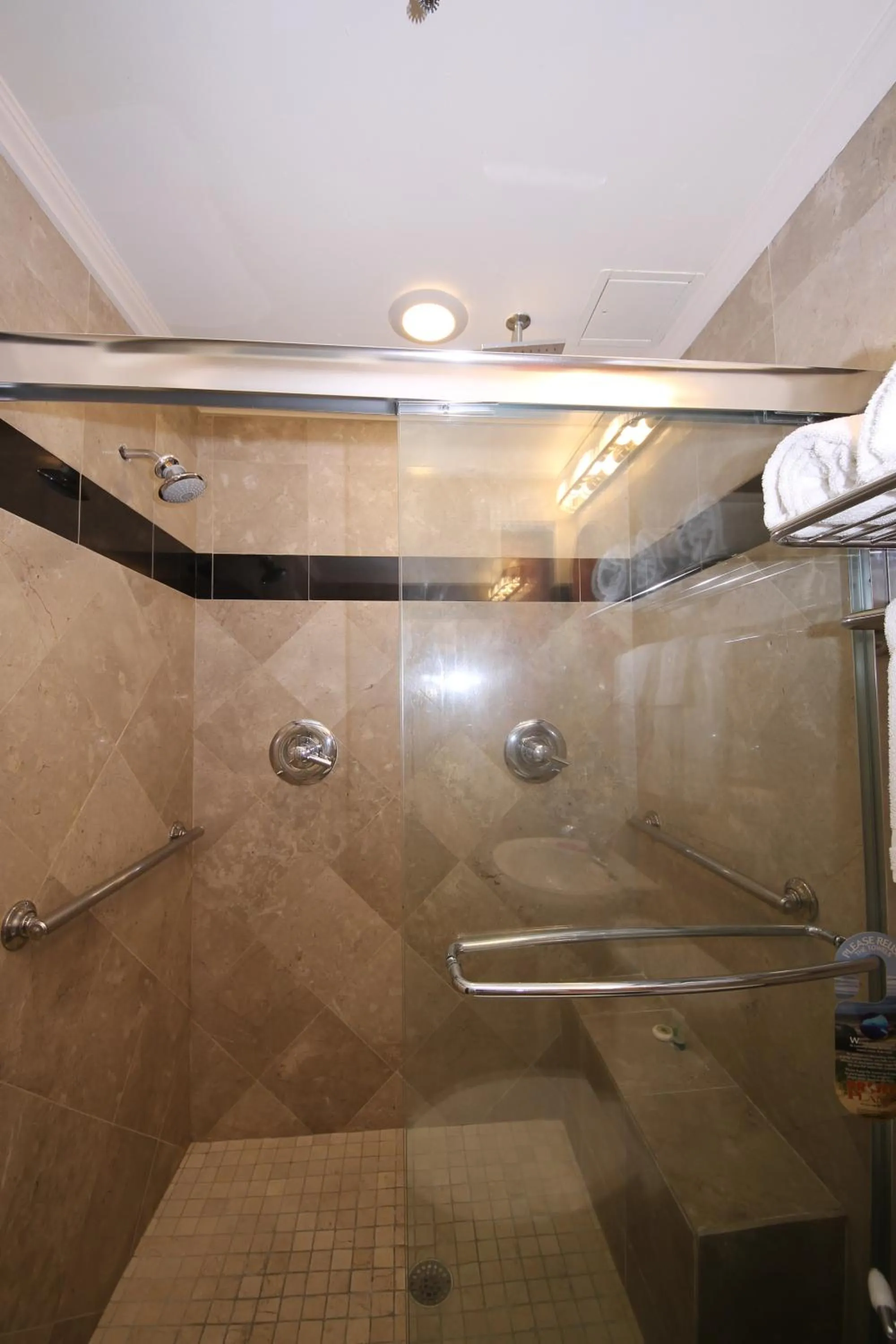 Shower in Hyde Park Hotel