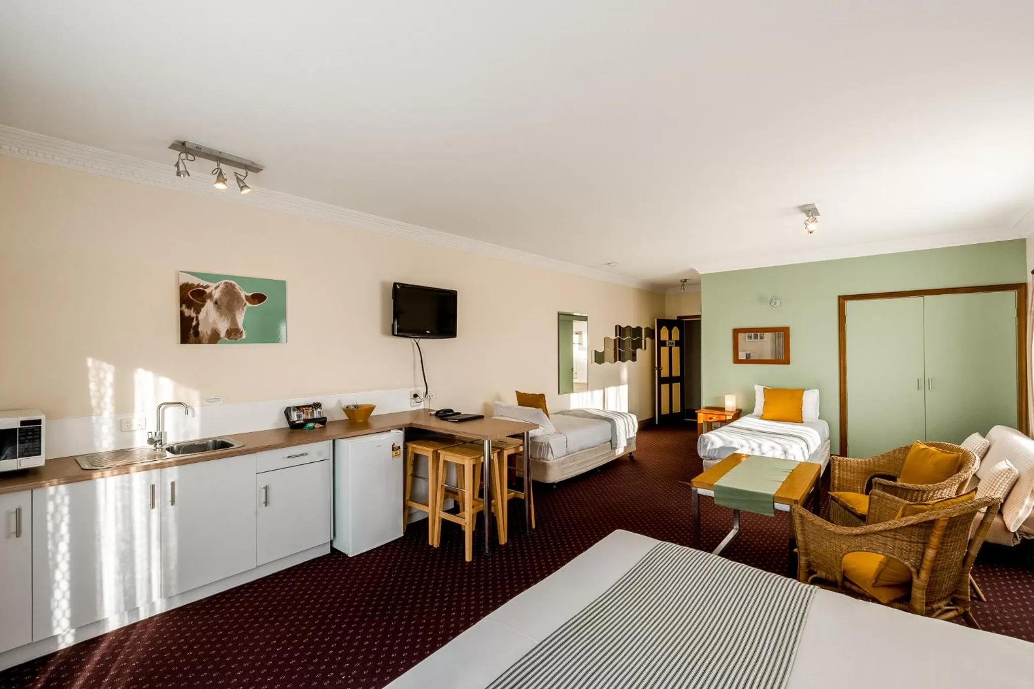 Photo of the whole room, Bed in The Henry Parkes Tenterfield