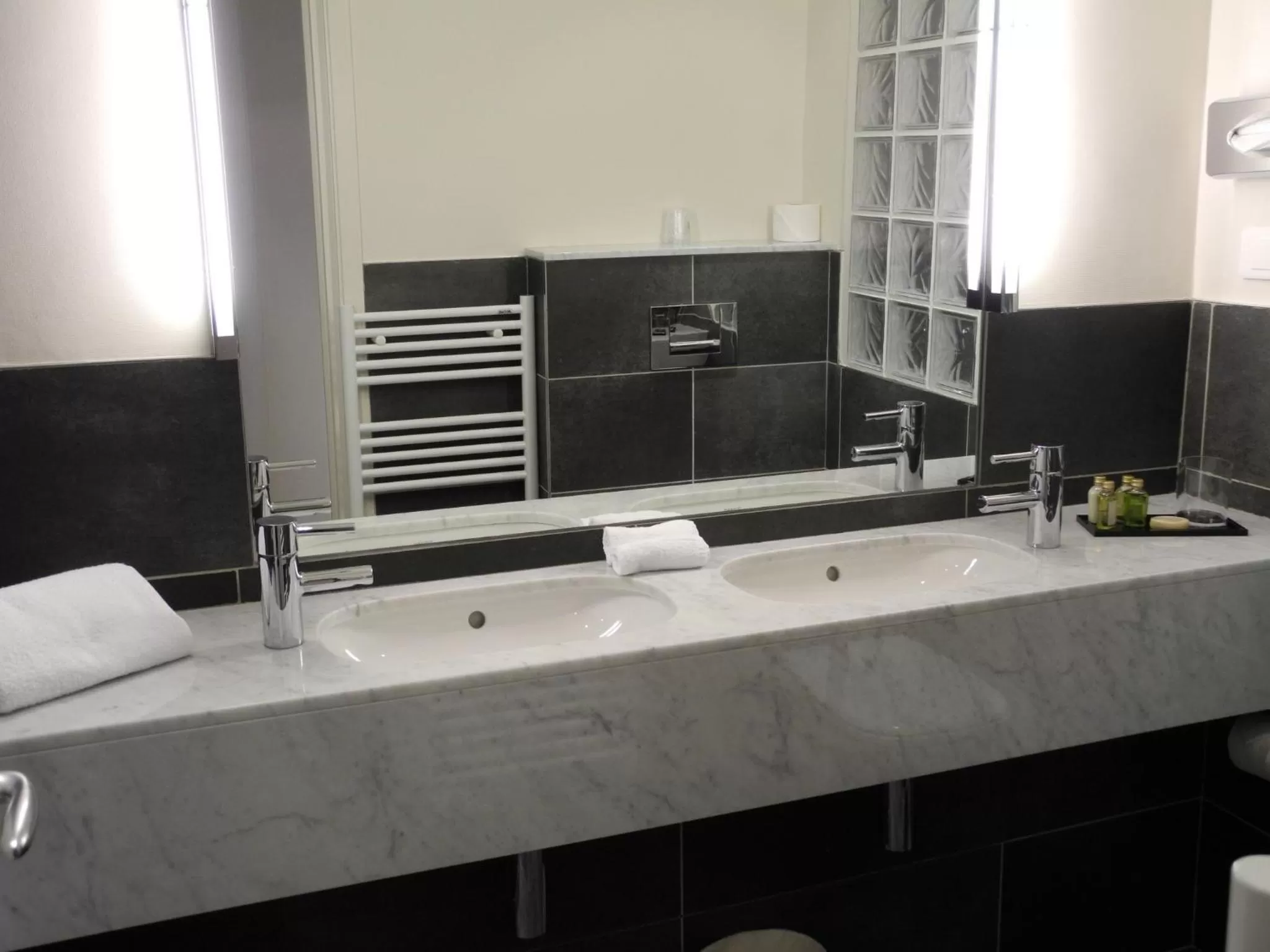 Bathroom in Hôtel Marais Bastille