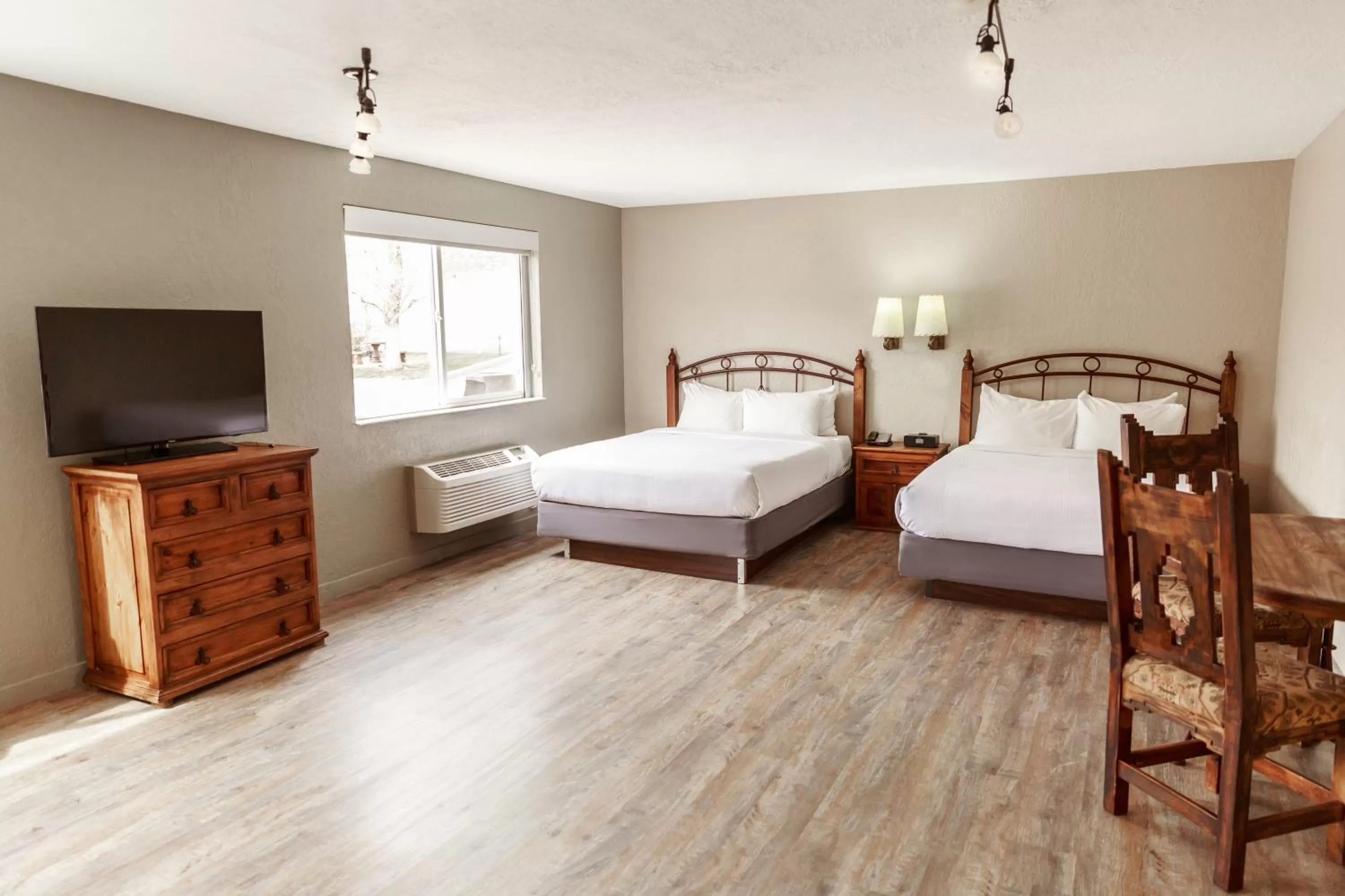 Photo of the whole room, Bed in Aarchway Inn