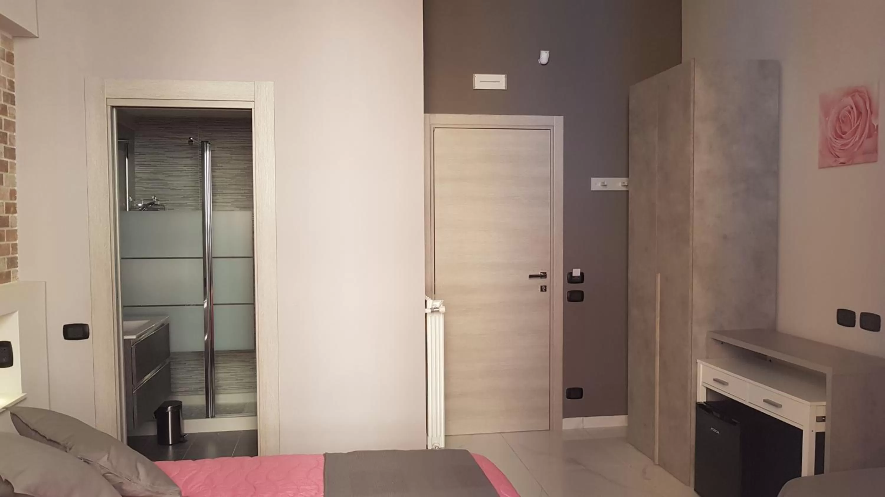 Photo of the whole room in May Dream