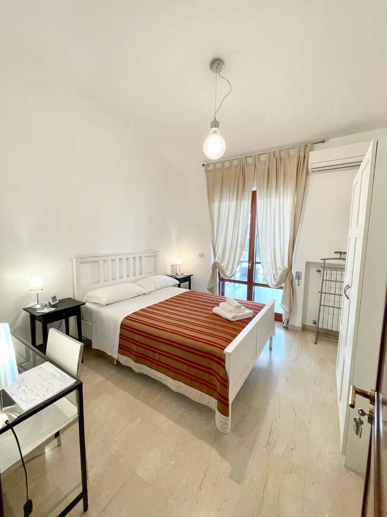 Queen Room with Shared Bathroom in B&B Le Saline