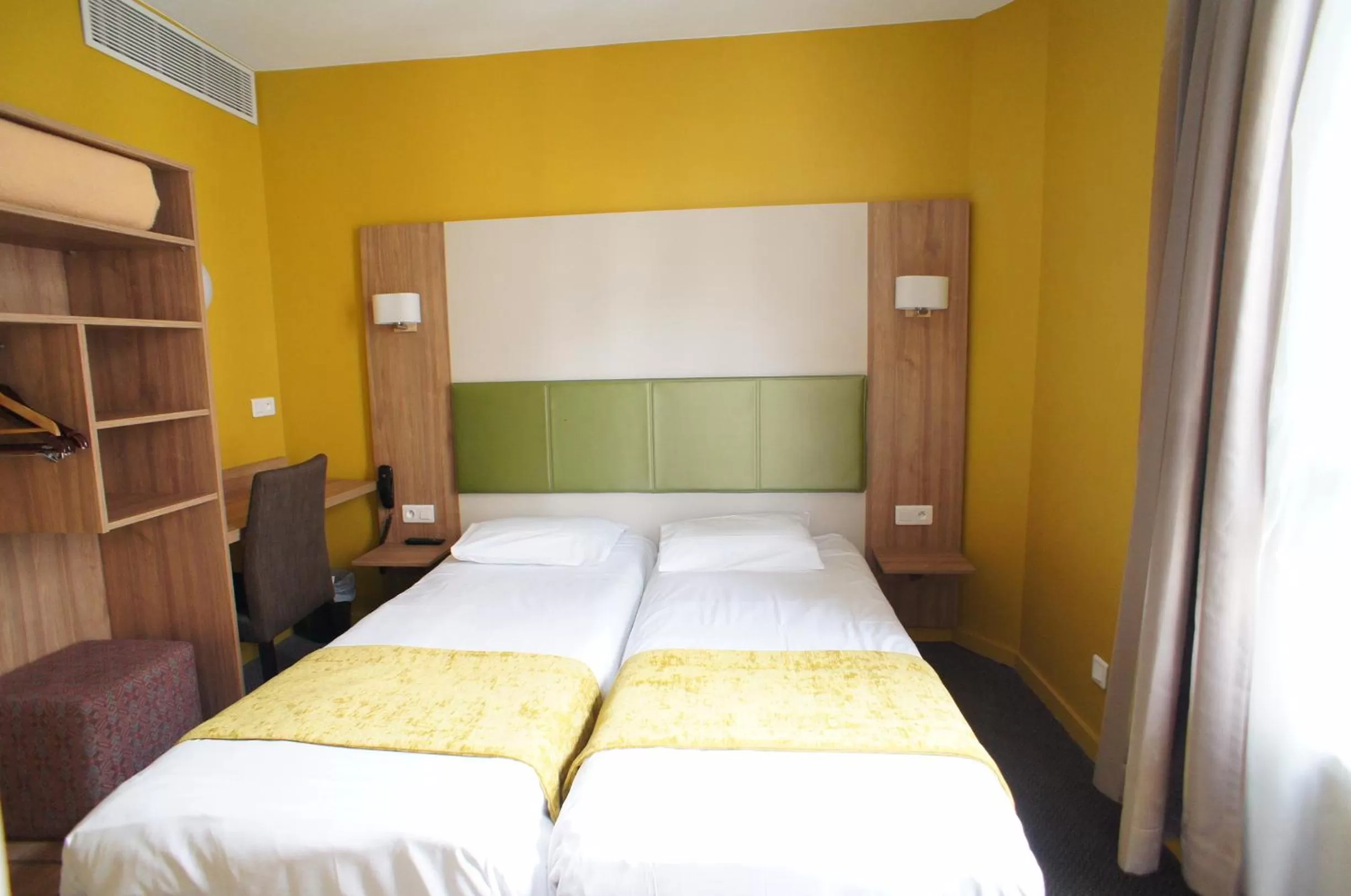 Photo of the whole room, Bed in Hôtel De France