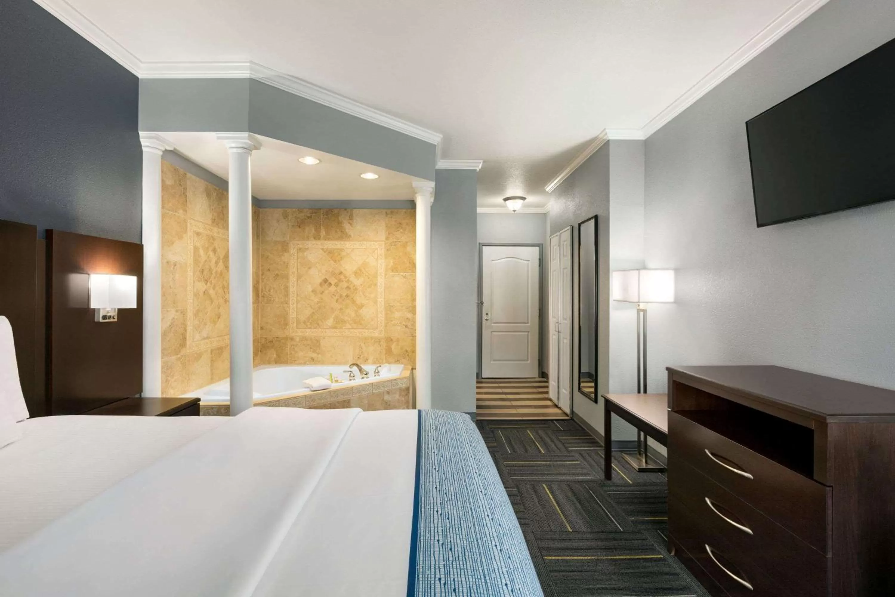 Photo of the whole room, Bed in La Quinta by Wyndham Dublin