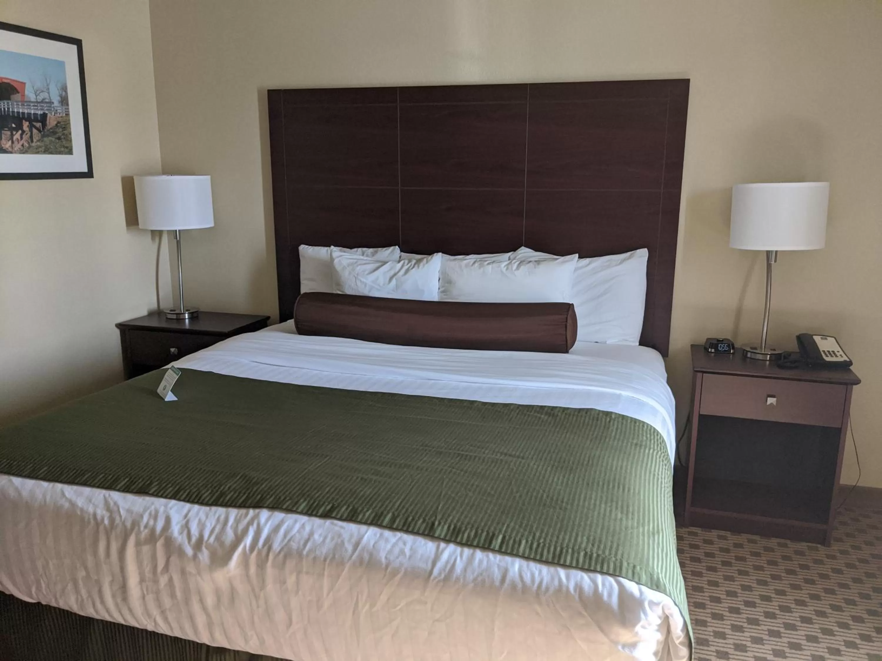 Bed in Cobblestone Inn & Suites-Winterset