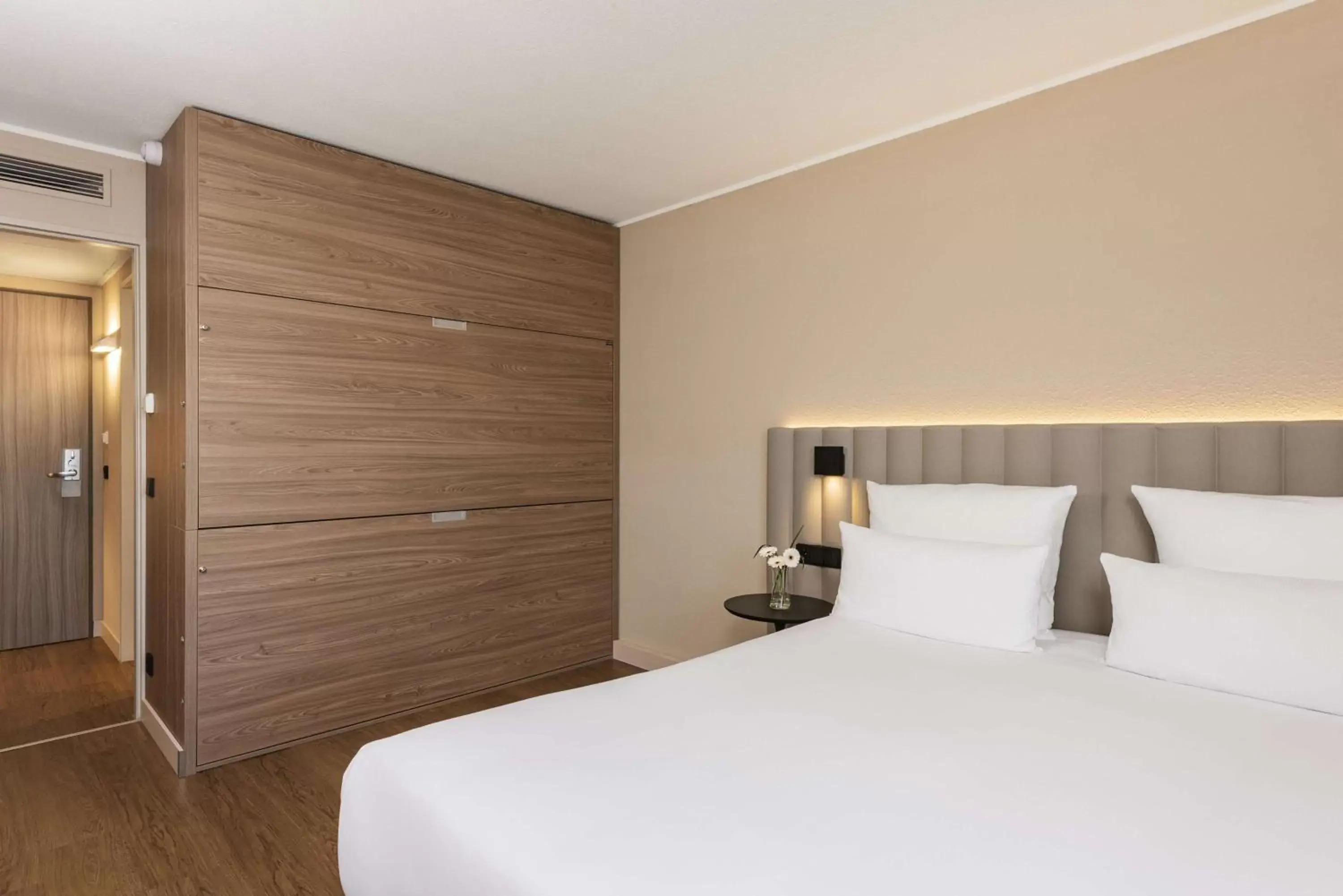 Family Room (2 Adults + 2 Children) in NH München Airport Family Room (2 Adults + 2 Children) in NH München Airport