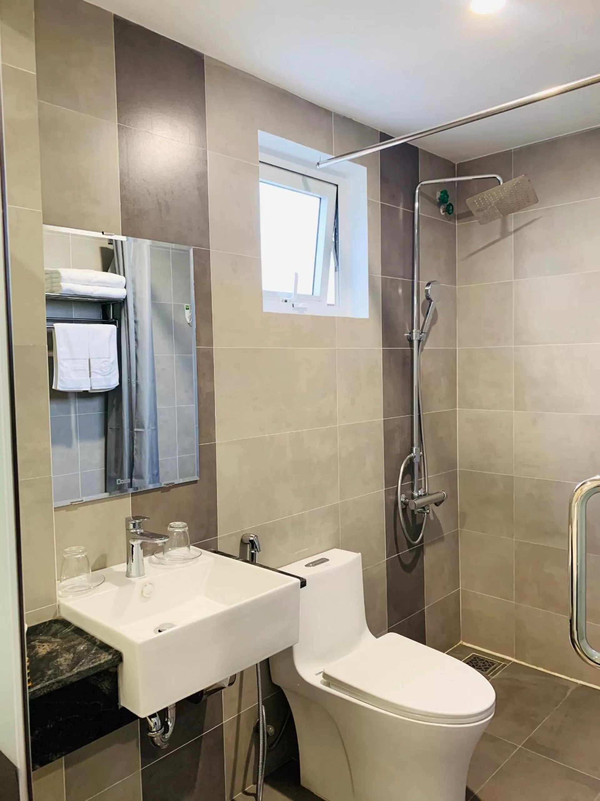 Shower in QUE HUONG HOTEL