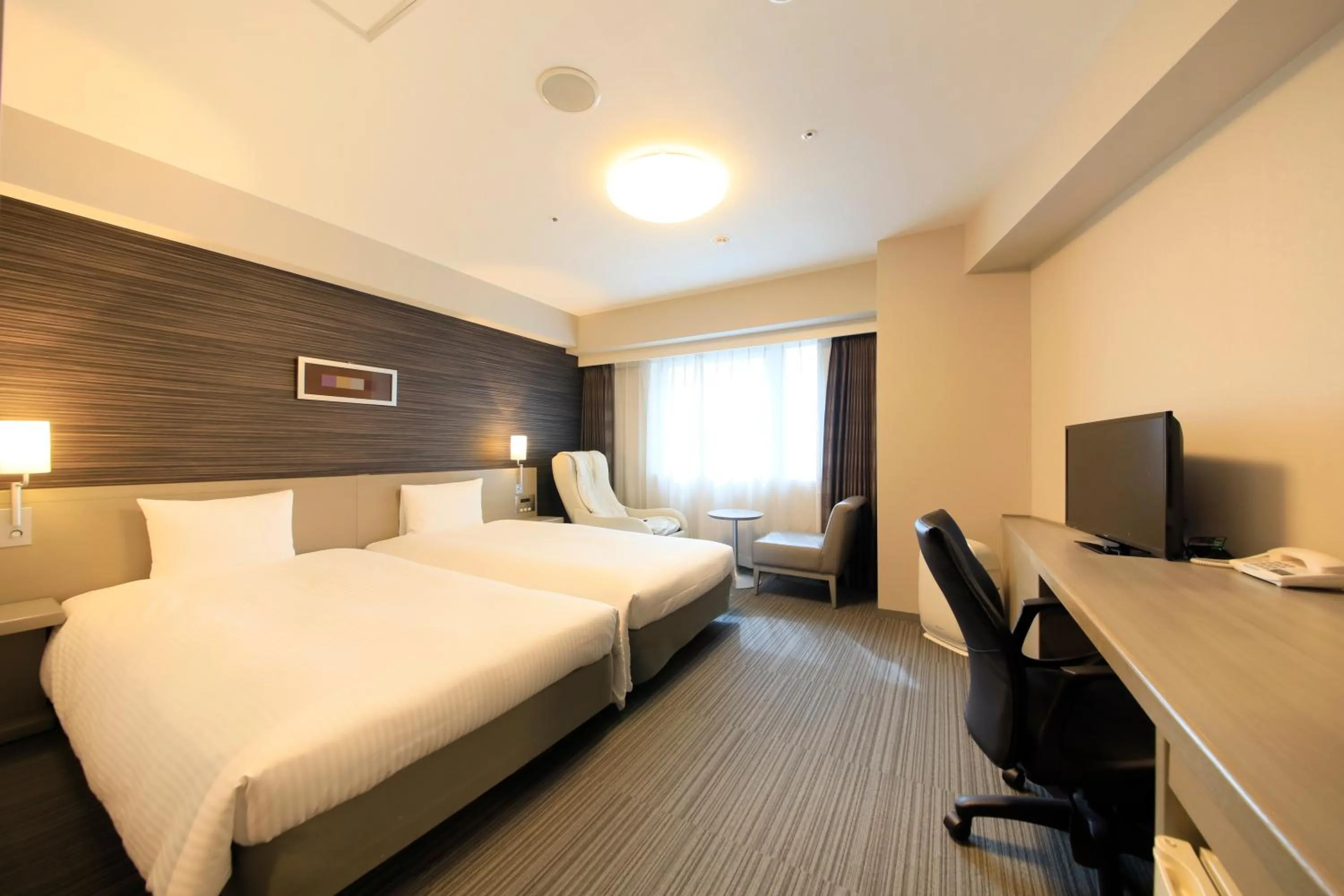 Photo of the whole room, Bed in Daiwa Roynet Hotel Tokyo Osaki