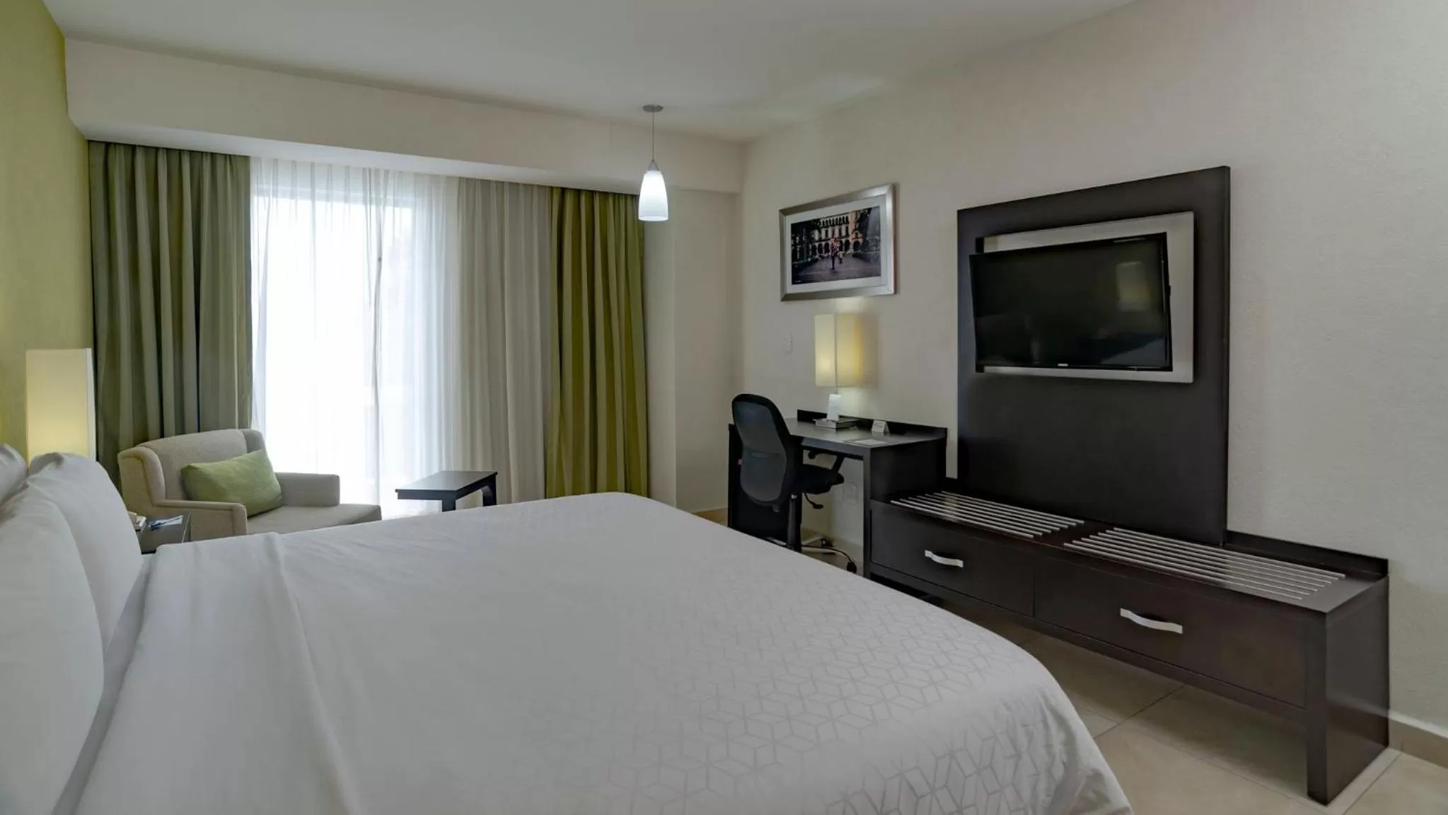 Photo of the whole room, Bed in Holiday Inn Express Xalapa by IHG