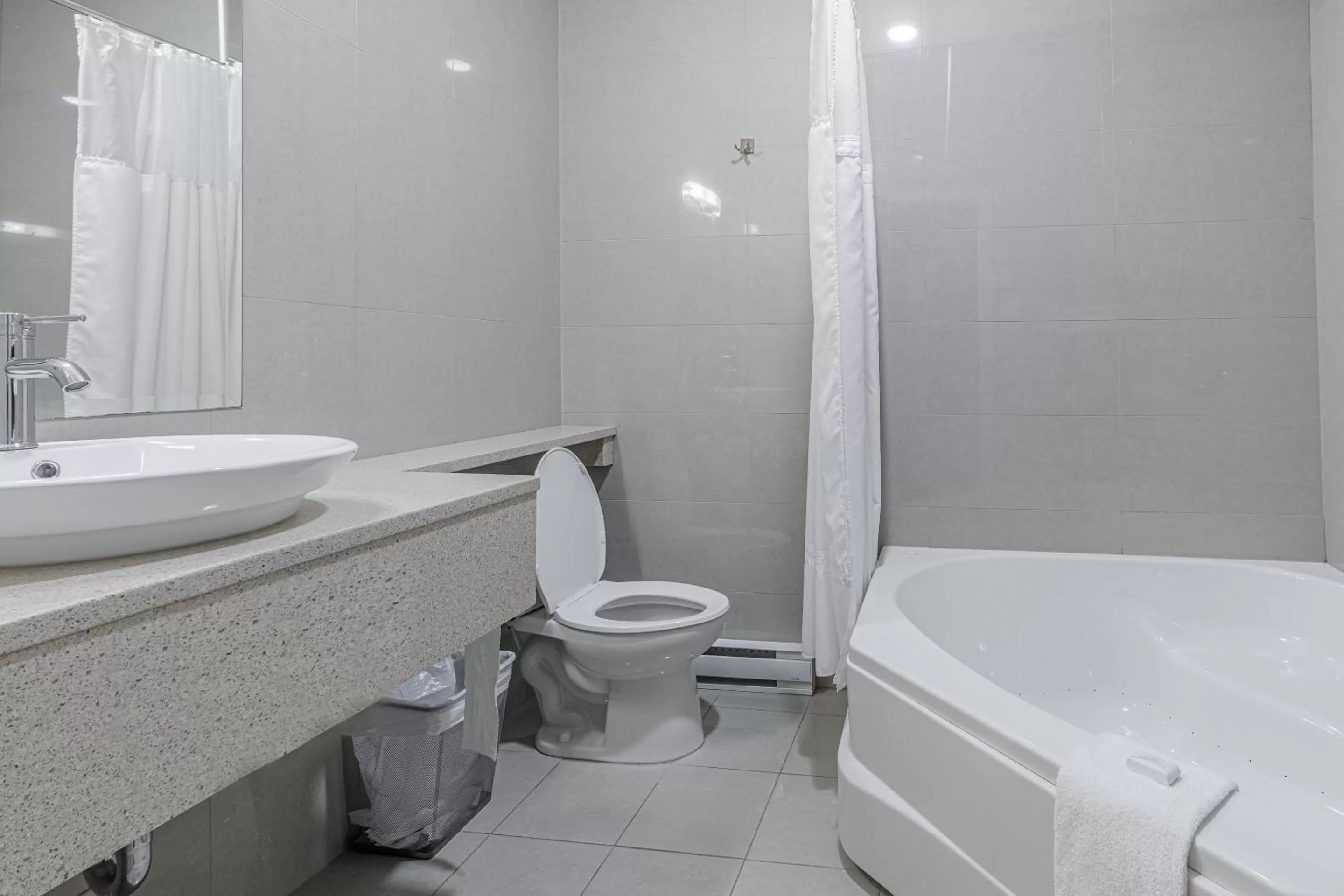 Shower in Hotel Montfort