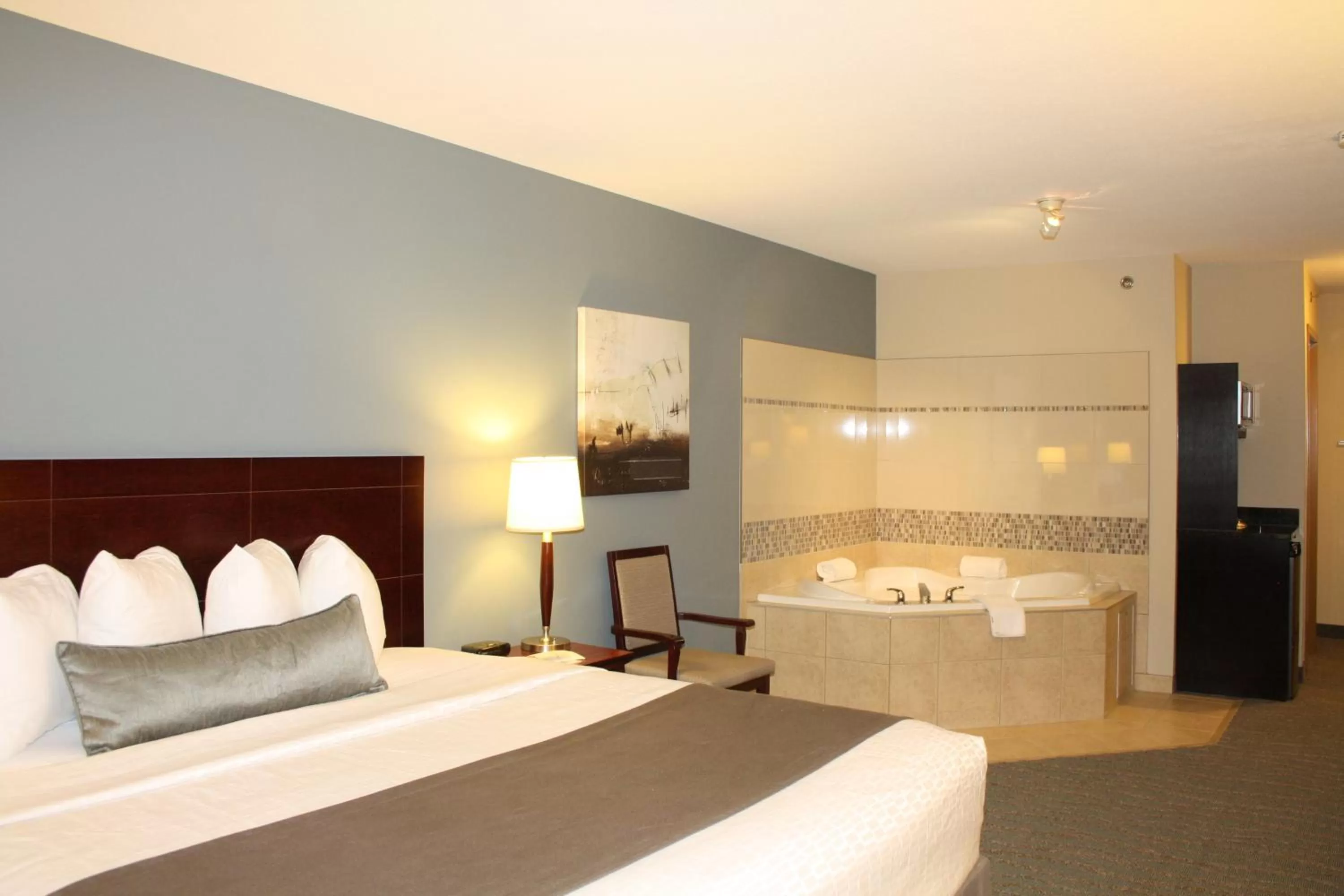 Bedroom, Bed in Best Western Rocky Mountain House Inn & Suites