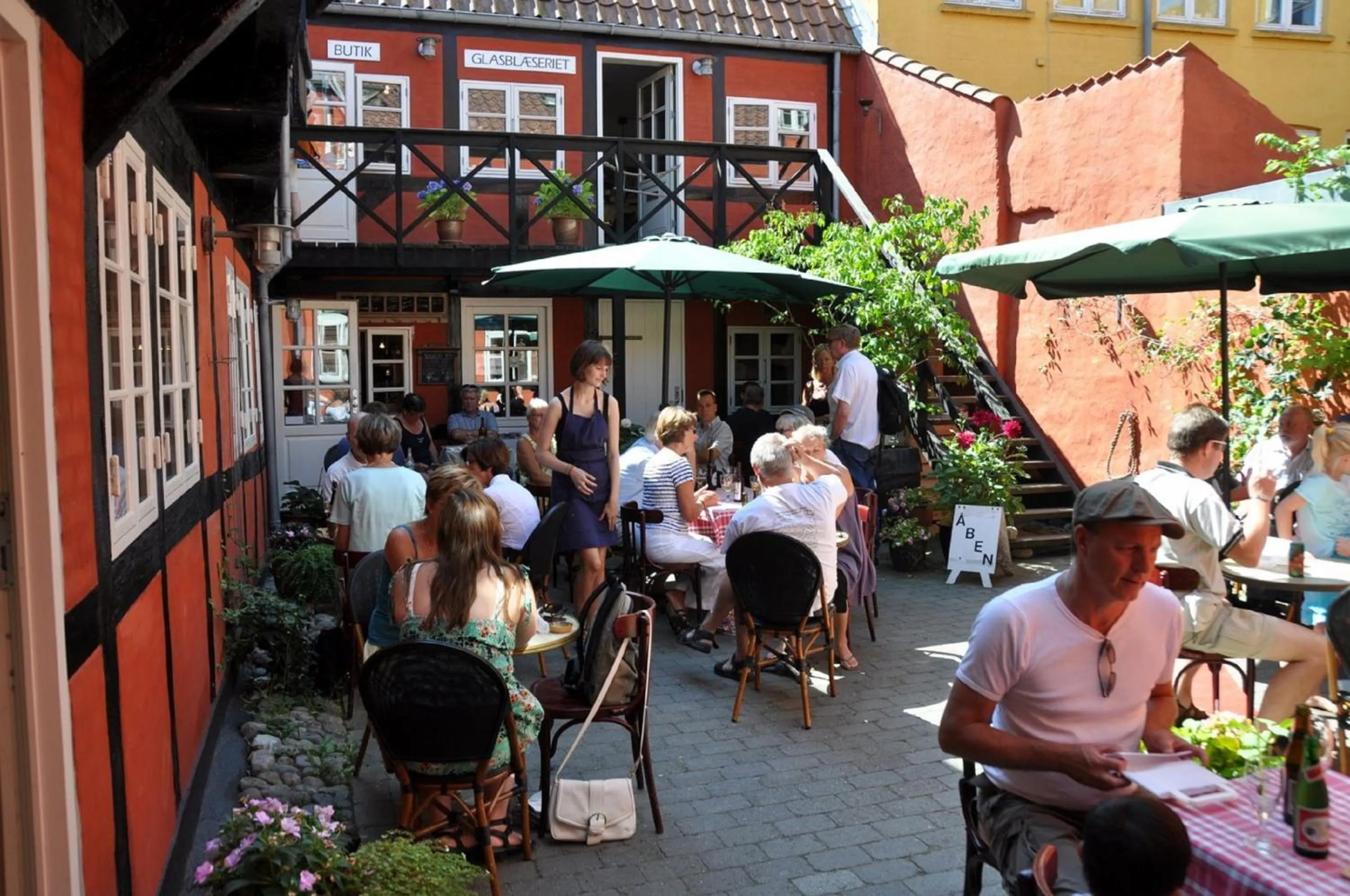 Restaurant/places to eat in Hotel Garni