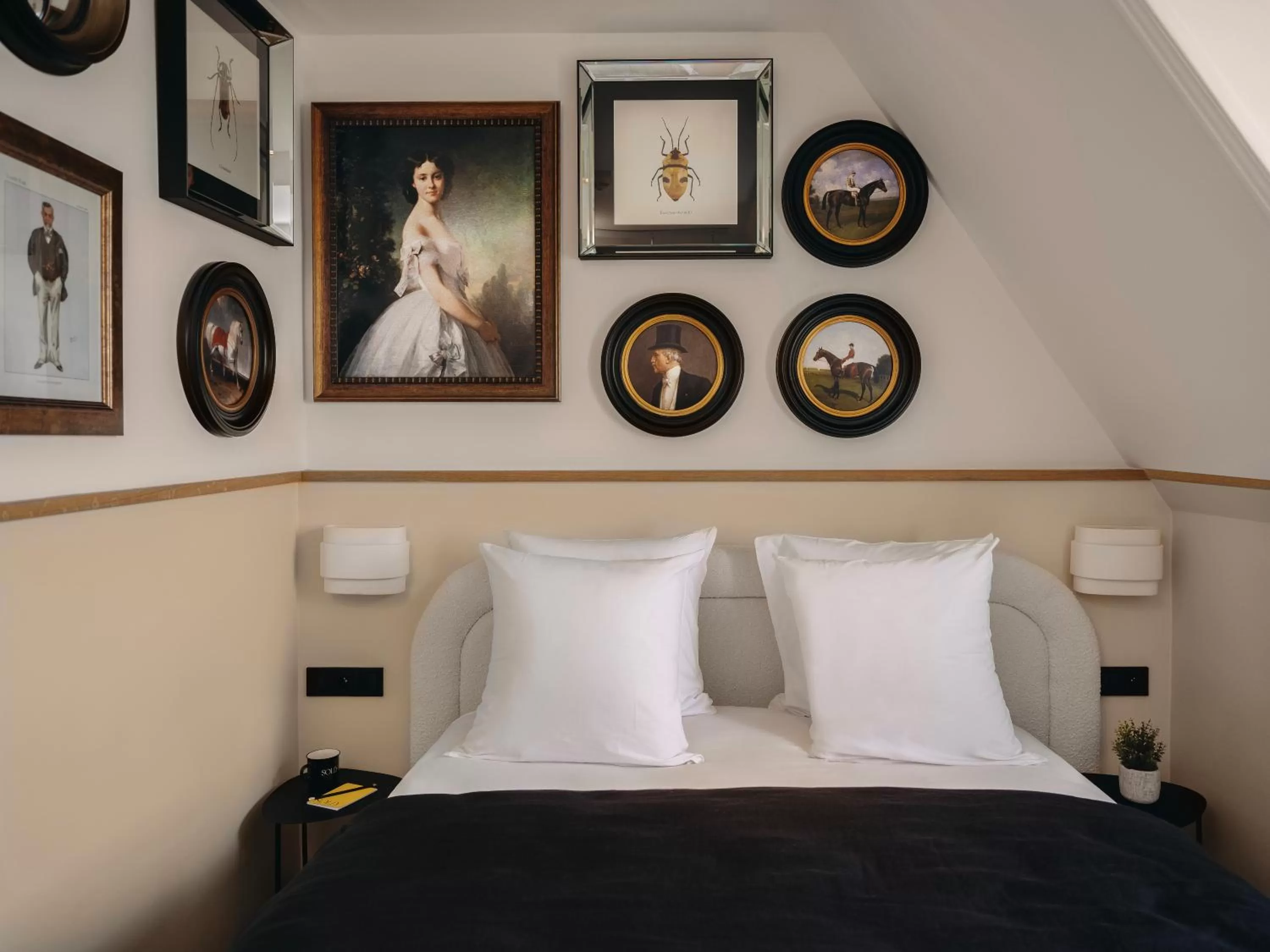 Bed in Solly Hôtel Paris