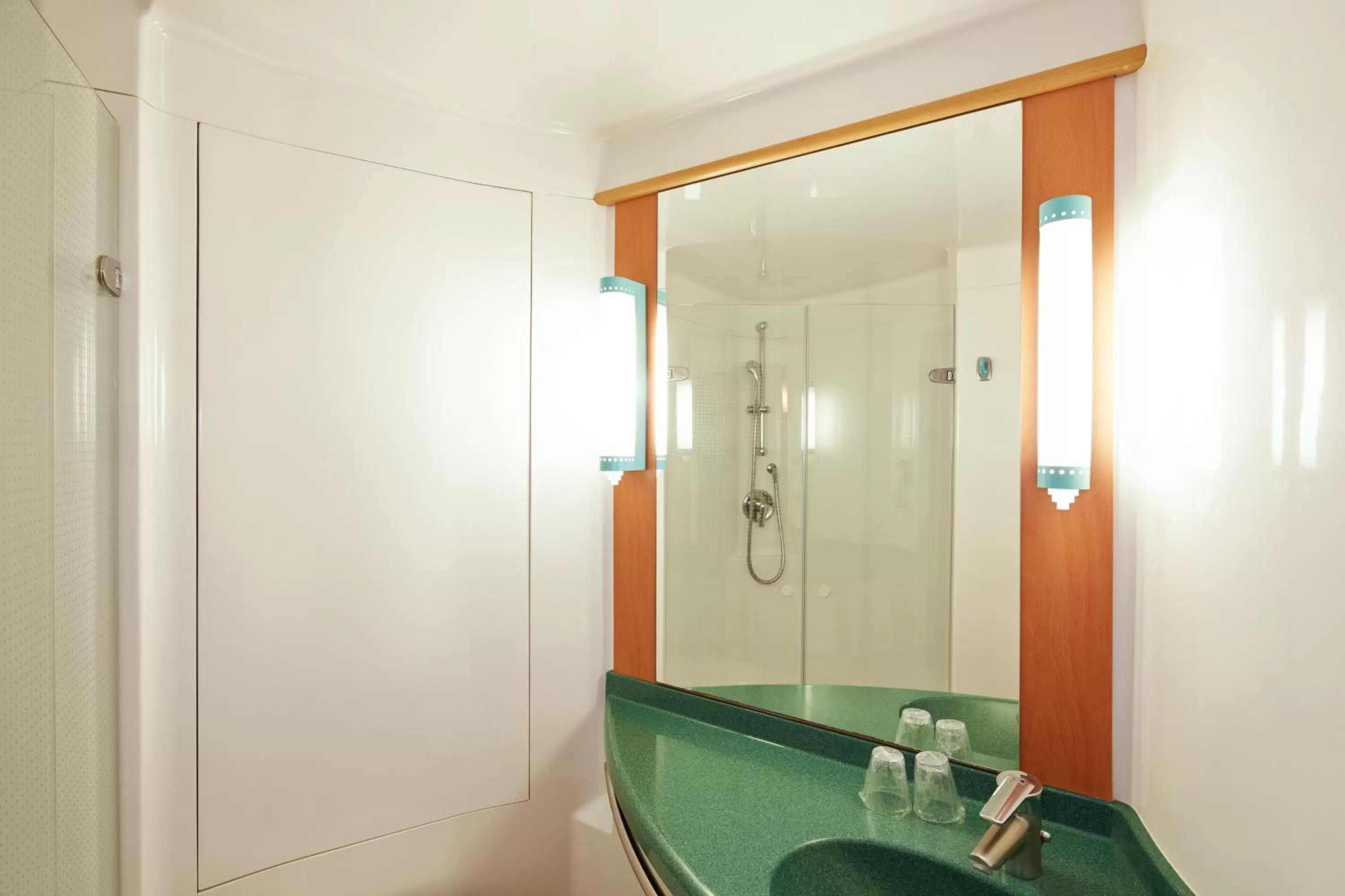 Bathroom in ibis Reading Centre