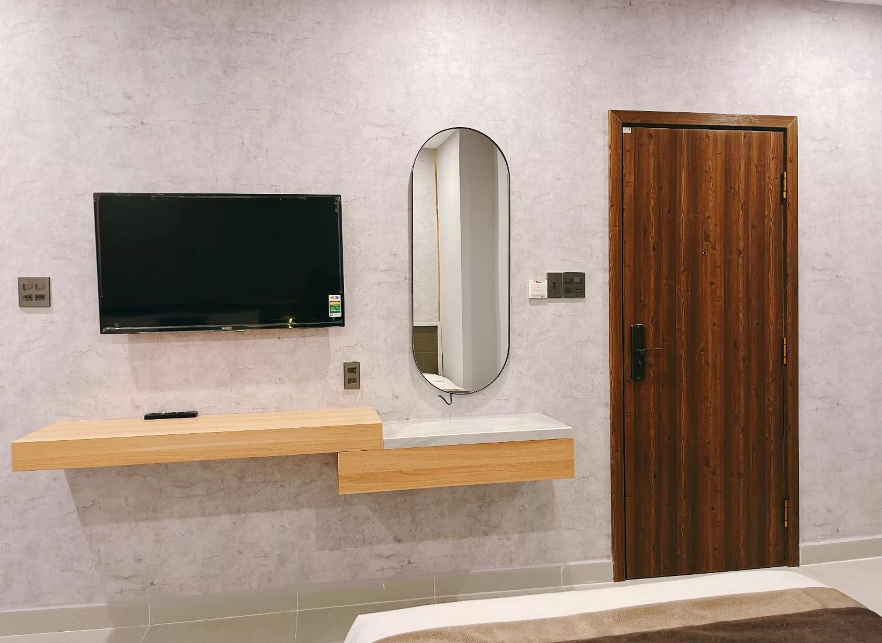 Communal lounge/ TV room, TV/Entertainment Center in LION 3 HOTEL