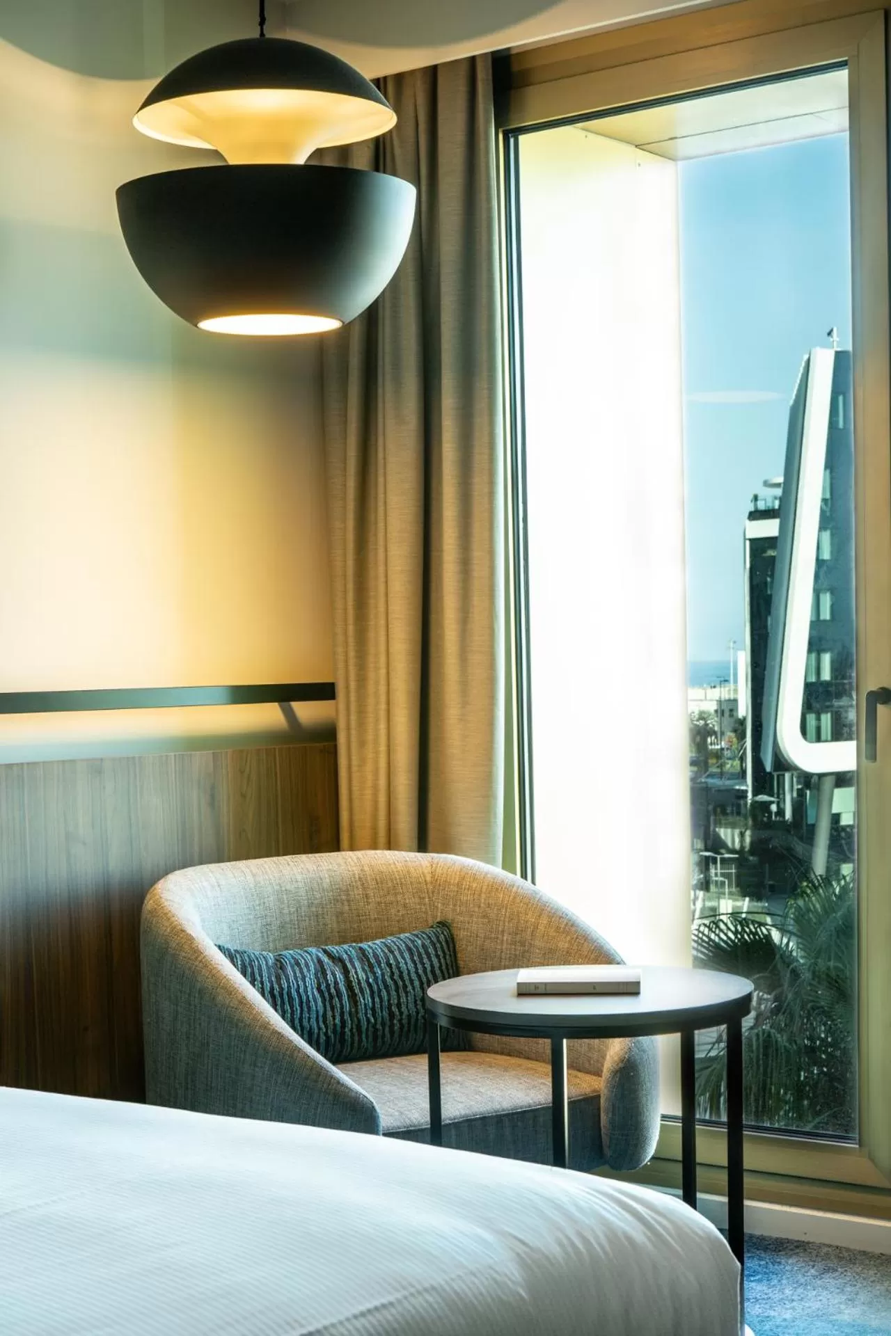 Bedroom, Bed in Crowne Plaza - Nice - Grand Arenas by IHG