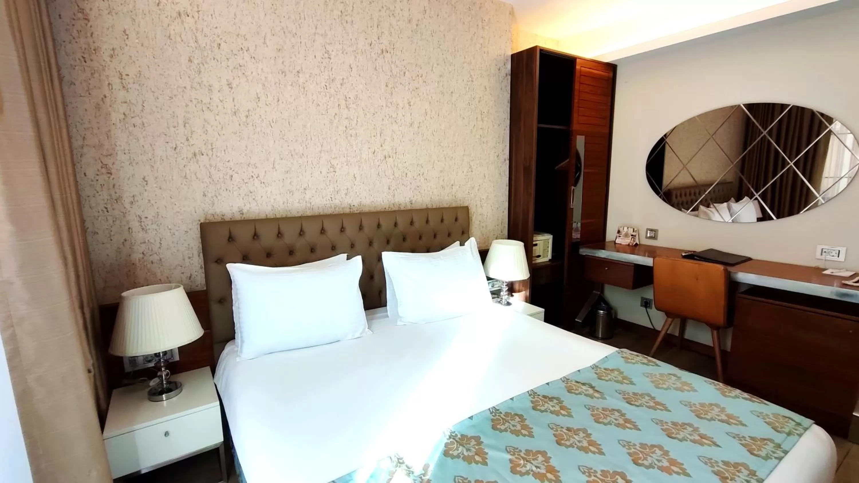 Bedroom, Bed in Old Port Hotel