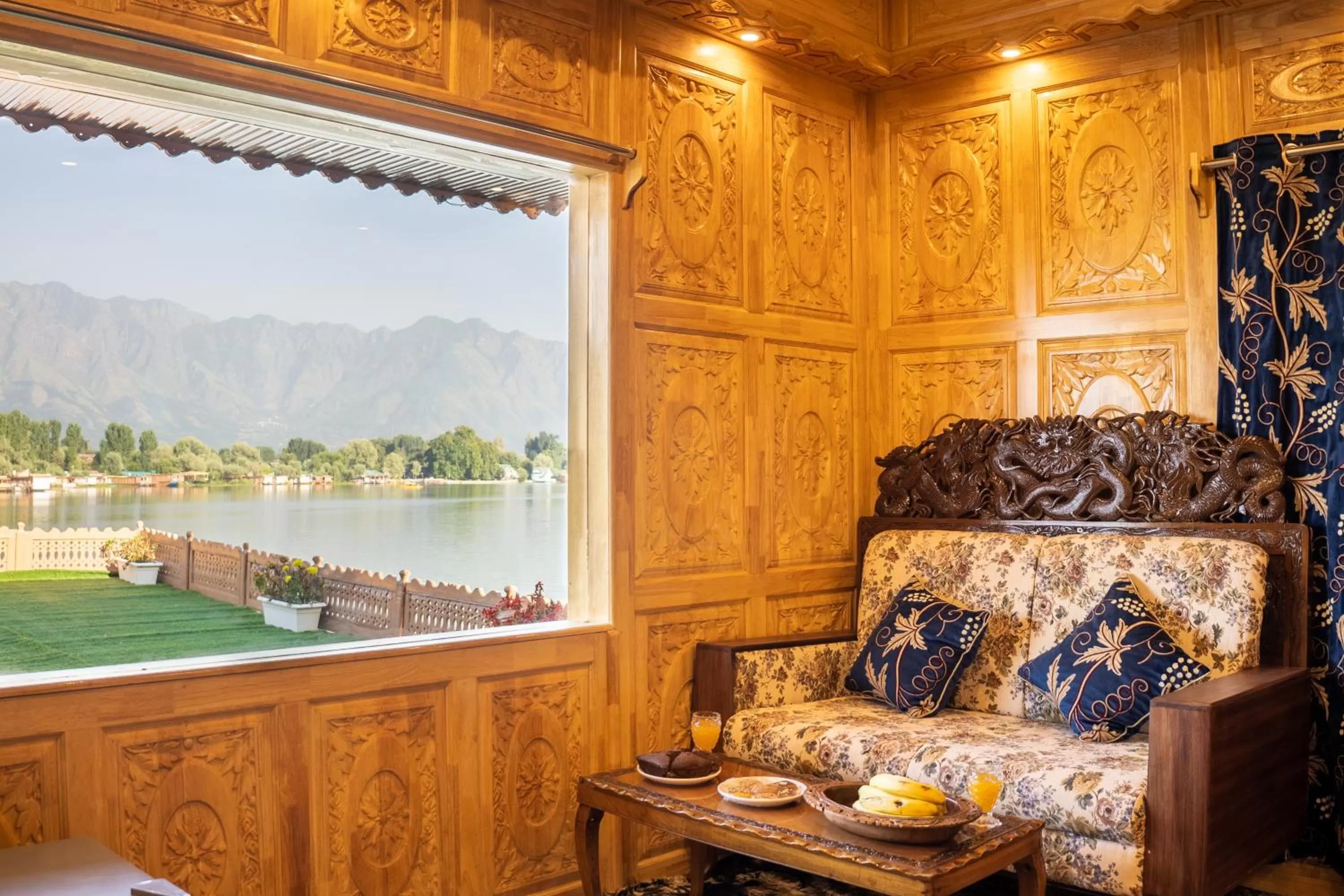 Lake view in Wangnoo Heritage Houseboats