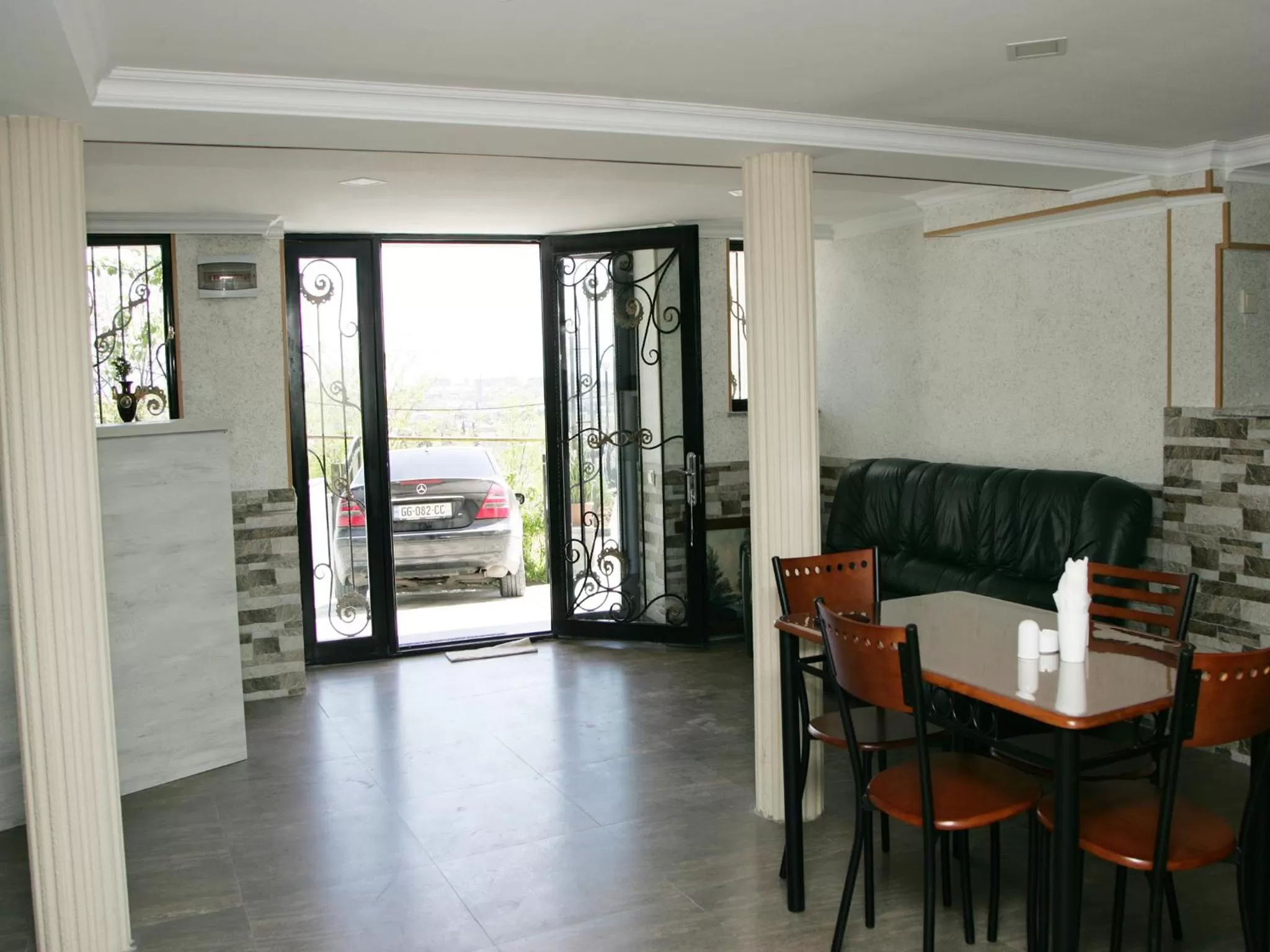 Communal lounge/ TV room in Hotel Tskhumi