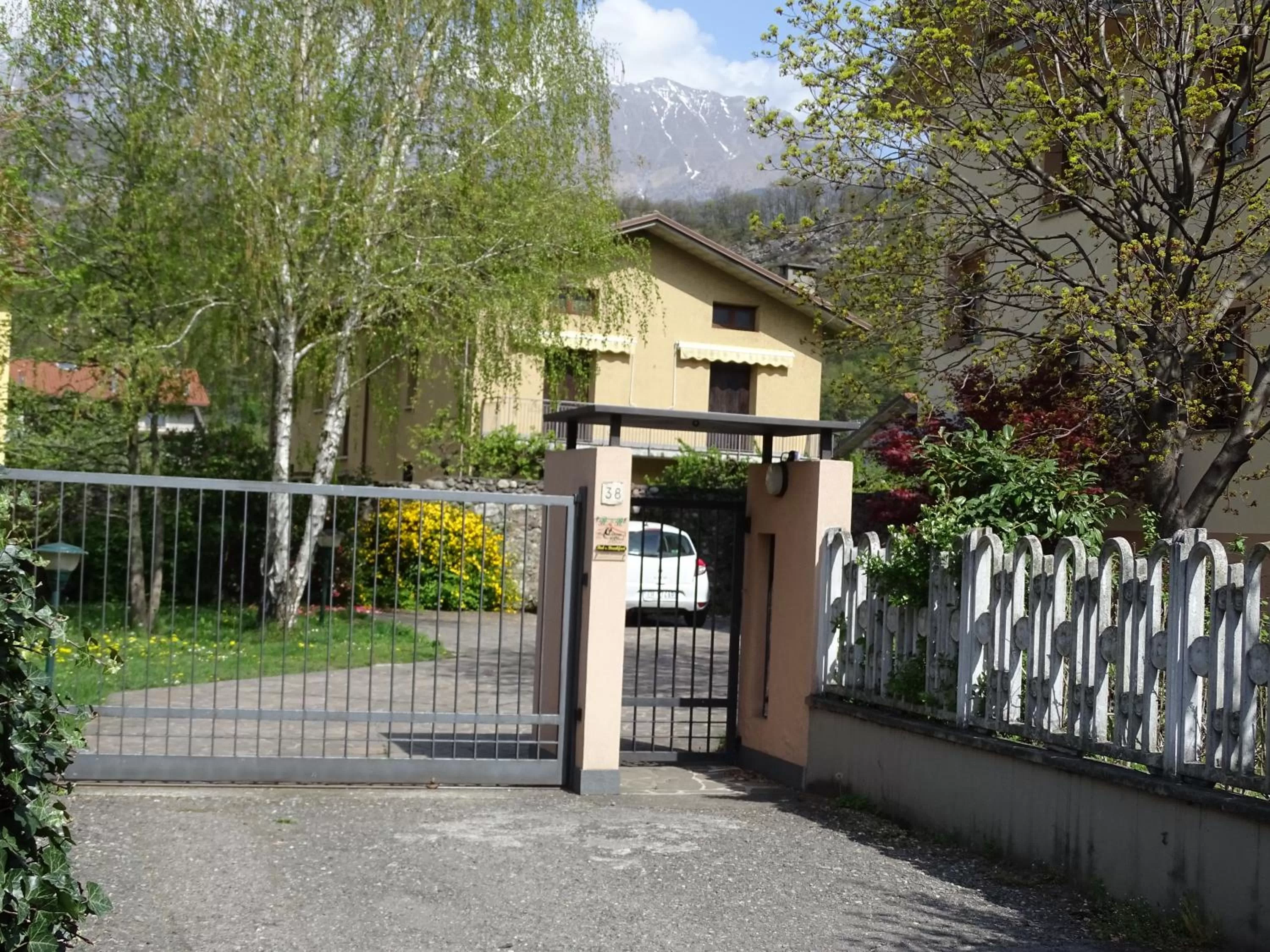 Facade/entrance, Property Building in La casa di Clara
