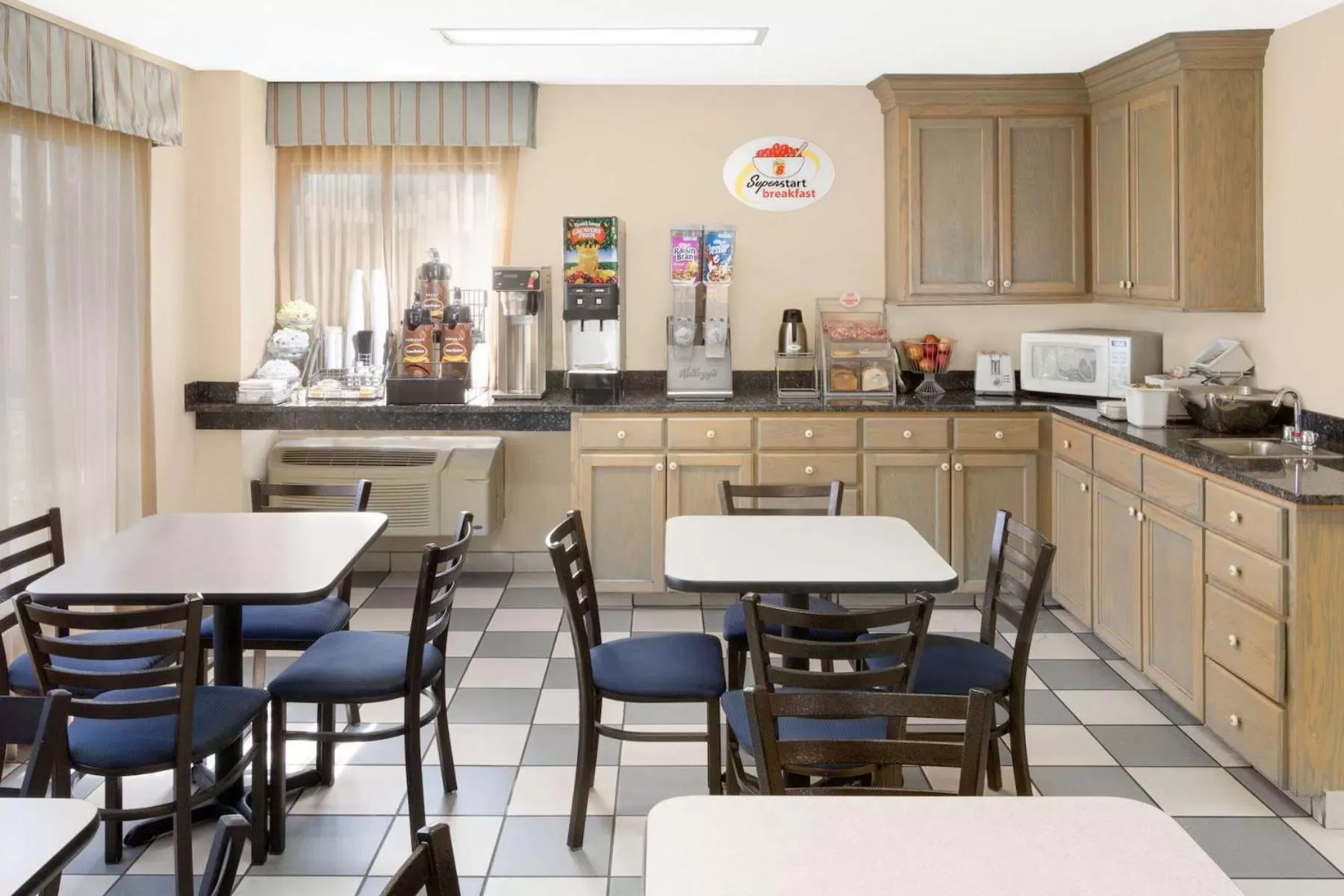 Breakfast in Super 8 by Wyndham Hattiesburg South