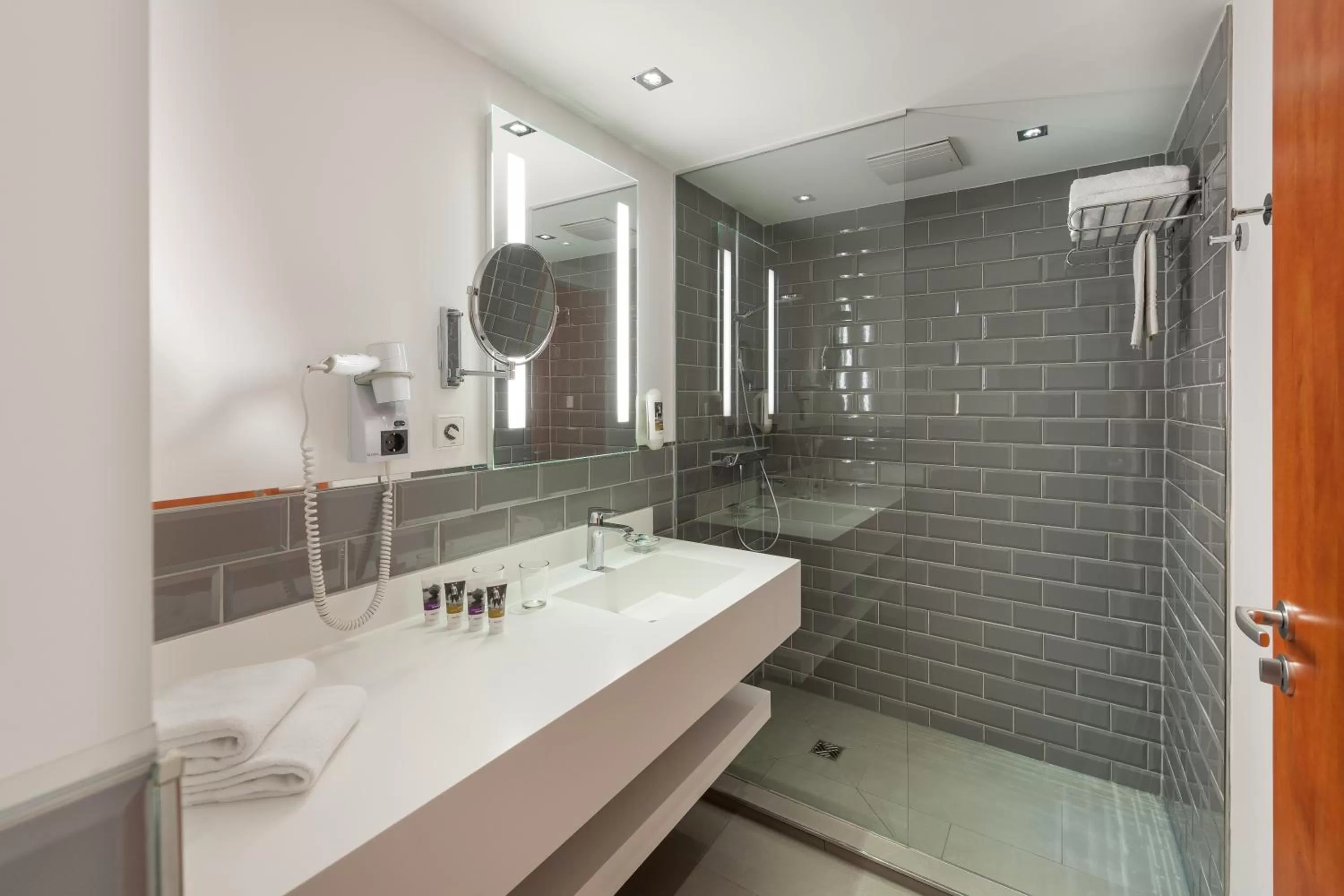 Shower in Mercure Hotel & Residenz Berlin Checkpoint Charlie