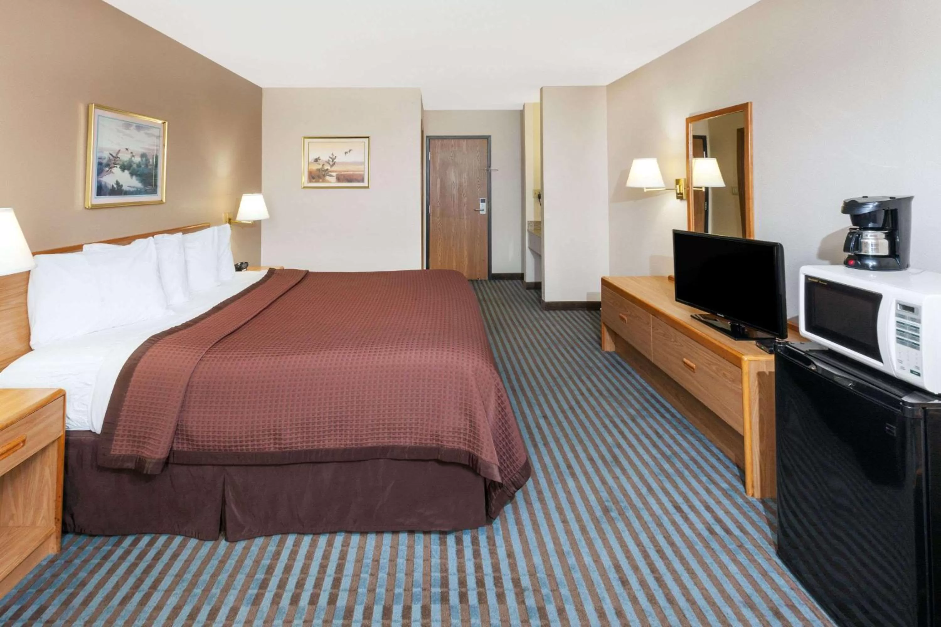 Photo of the whole room, Bed in Days Inn by Wyndham Charleston