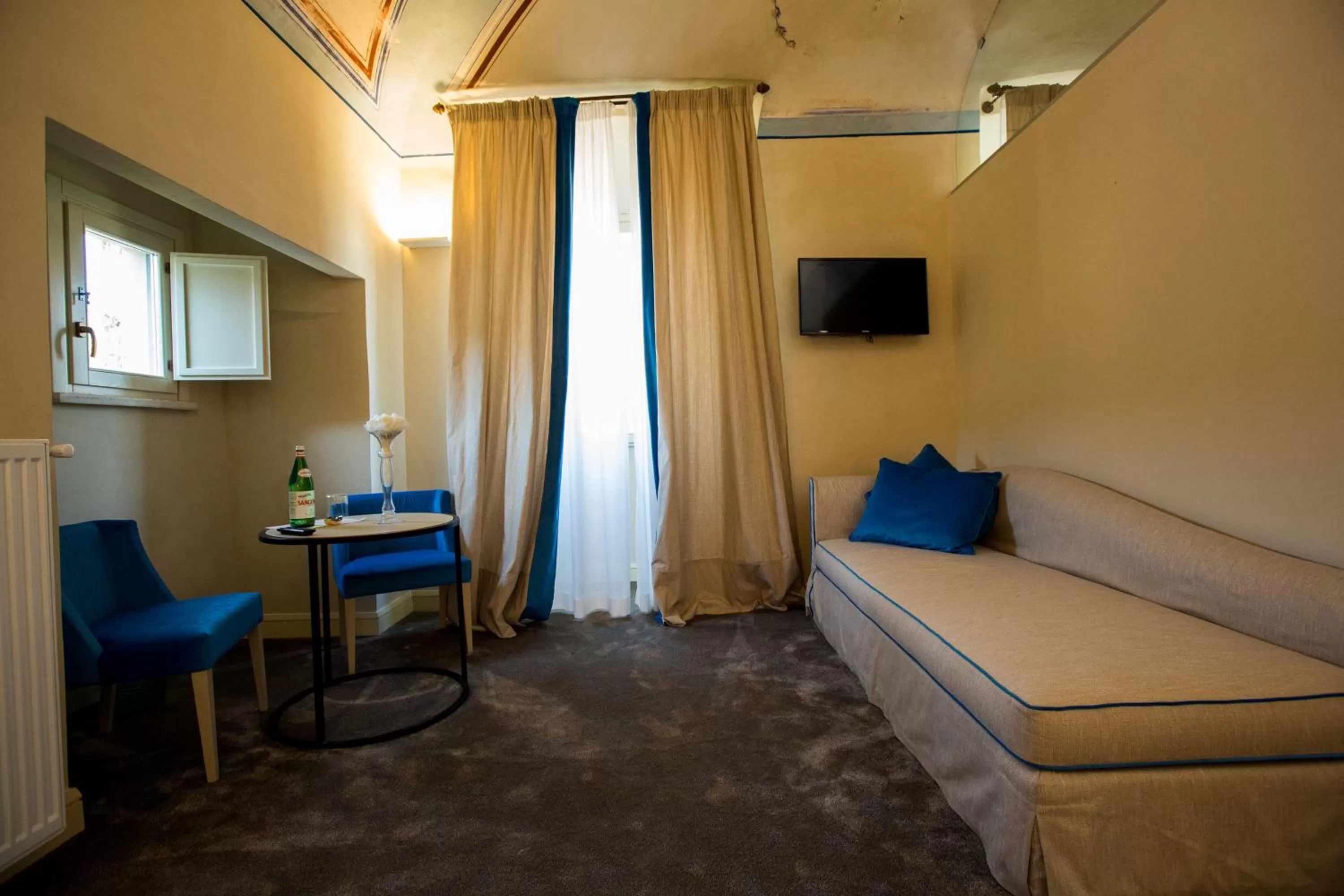 Photo of the whole room, Bed in Palazzo Franceschini