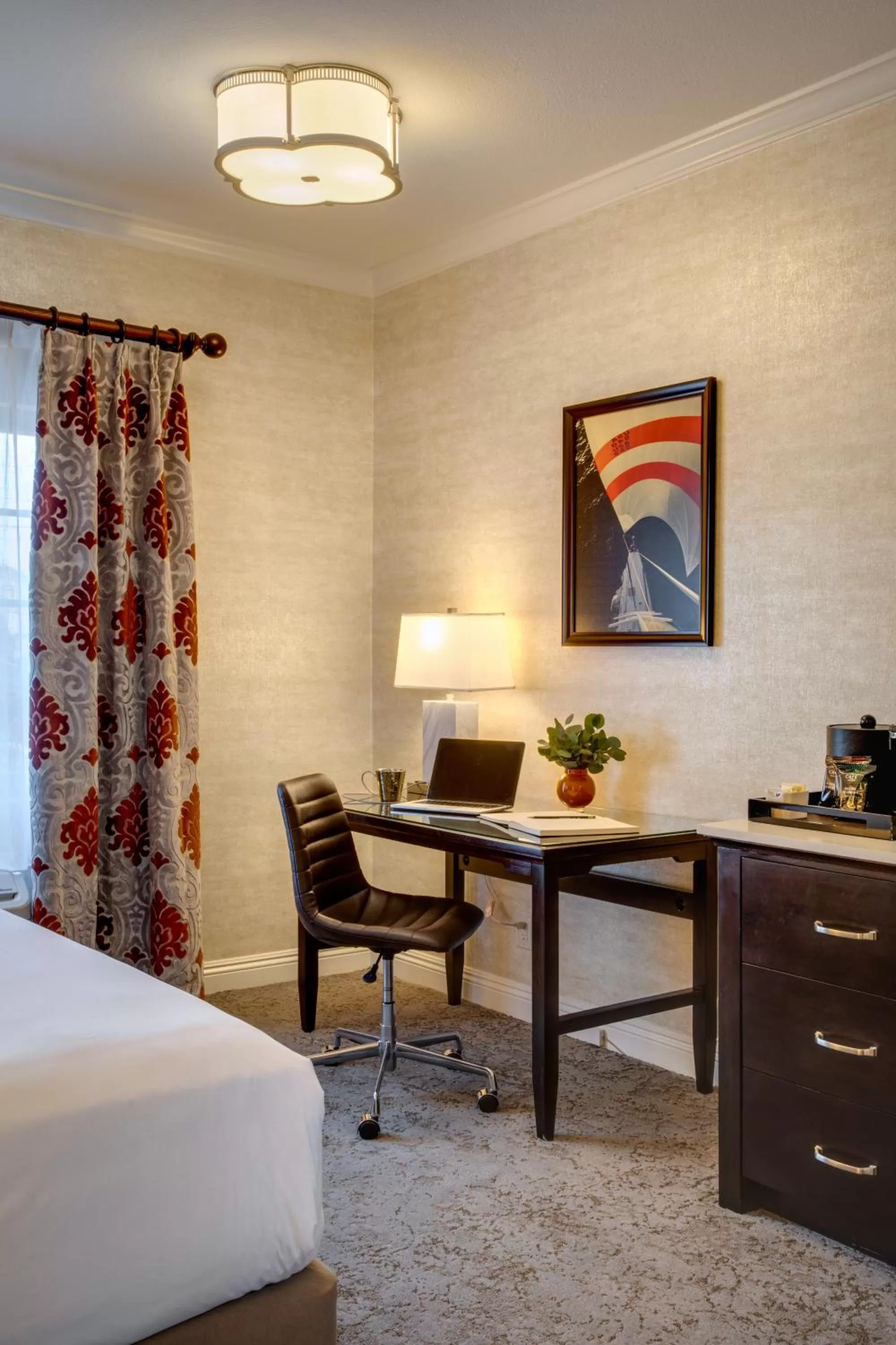 TV and multimedia, Bed in Ayres Hotel Costa Mesa Newport Beach