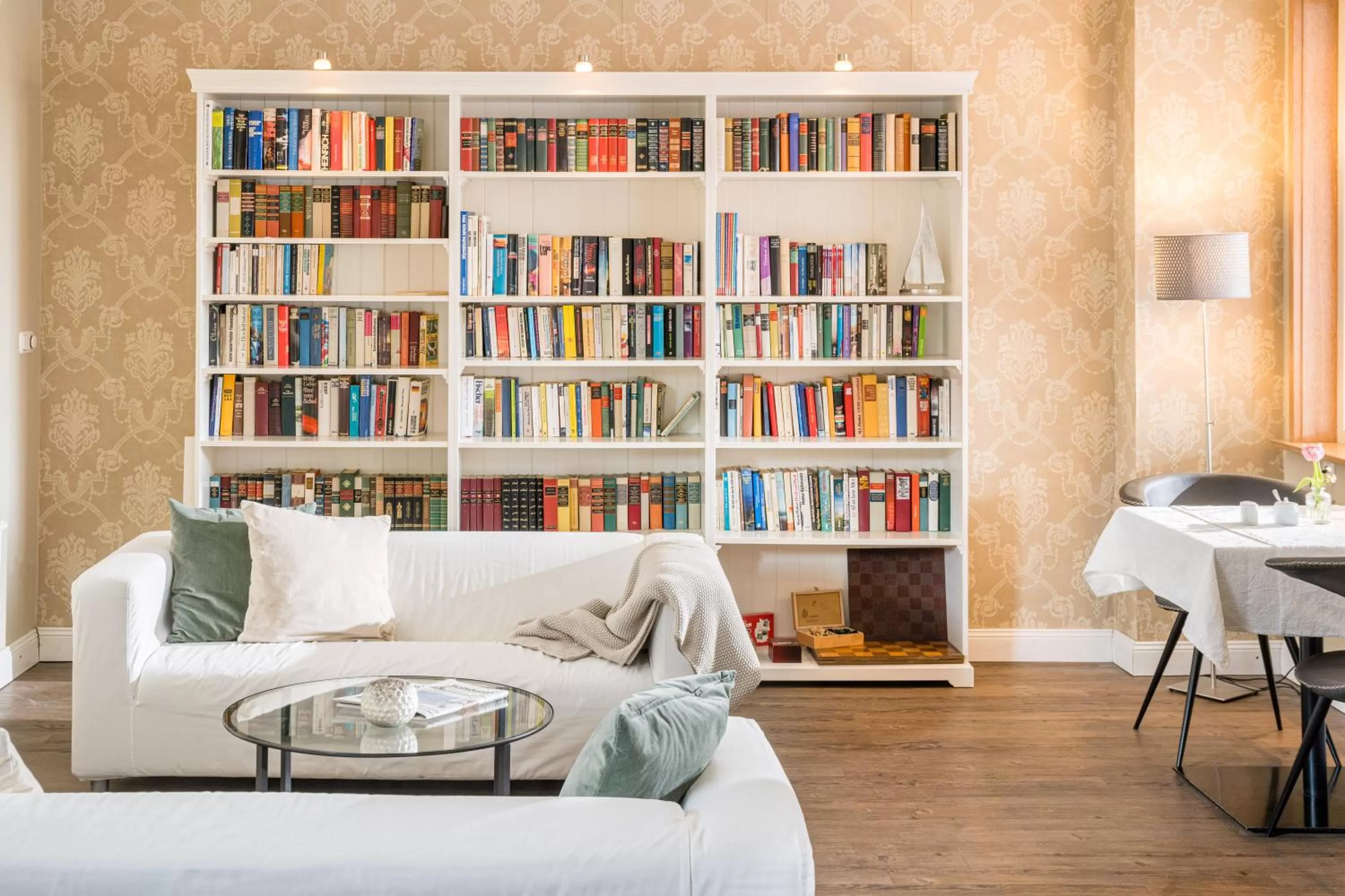 Communal lounge/ TV room, Library in Akzent Hotel Dorn