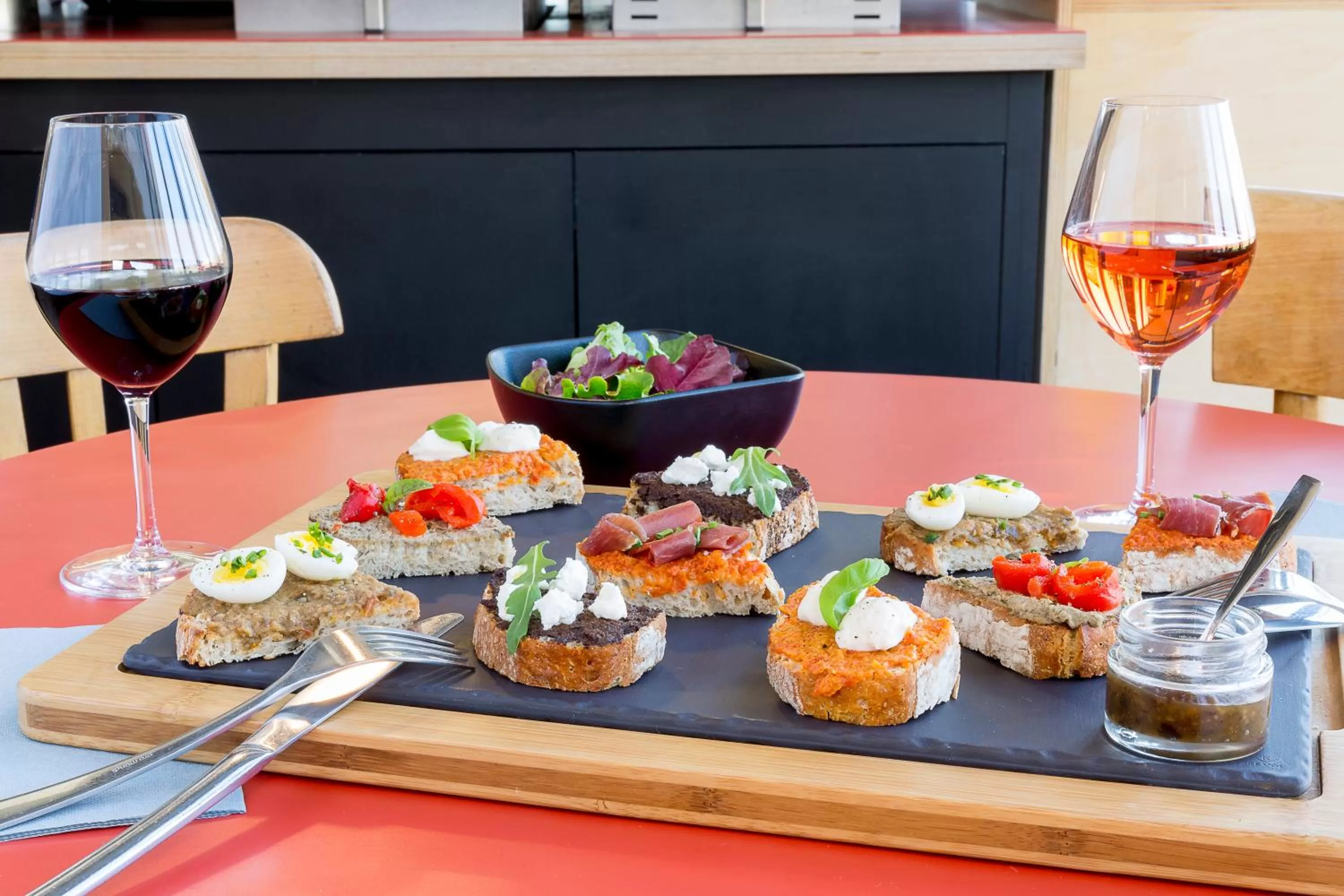 Lounge or bar in Mercure Compiègne Sud