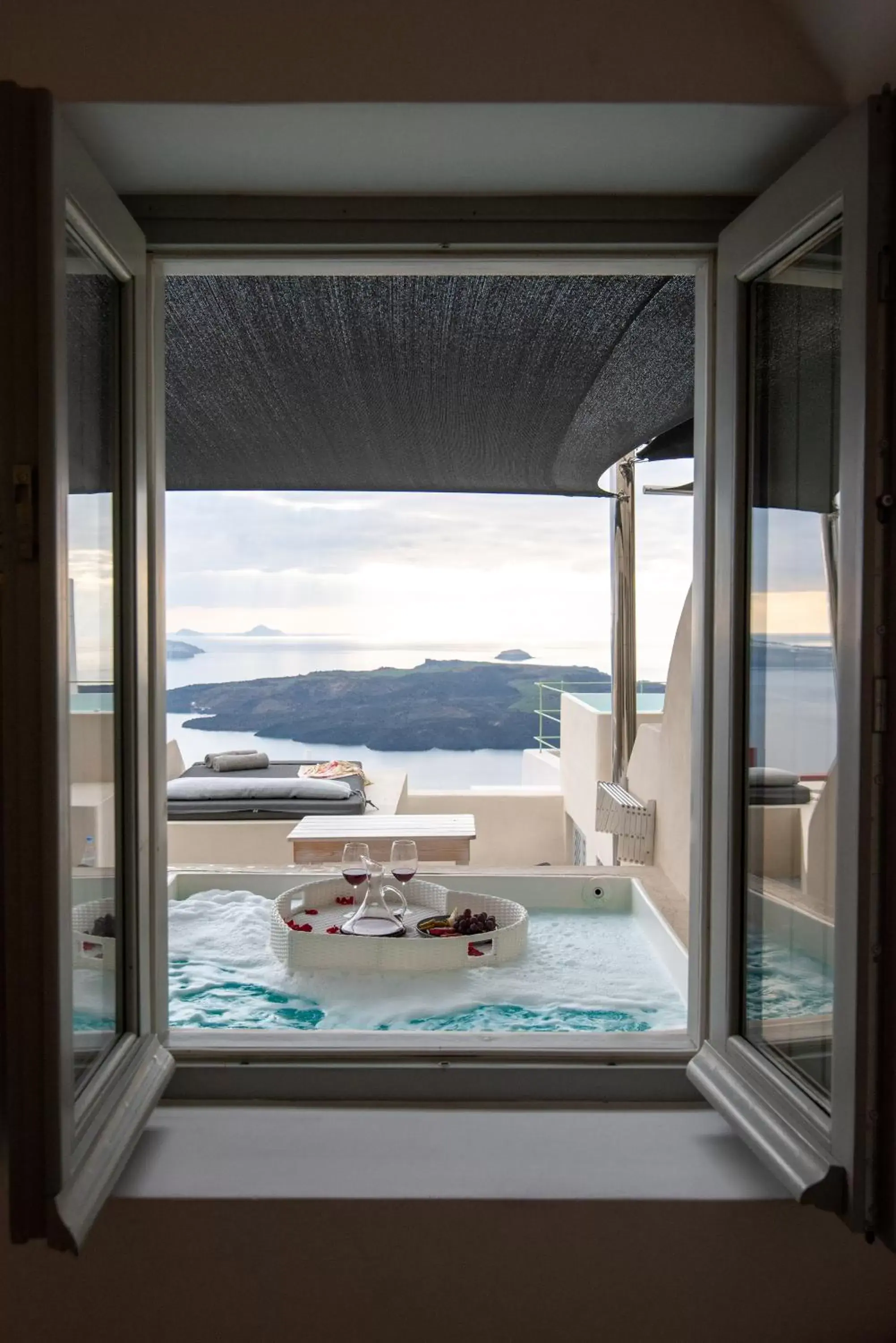 JUNIOR CAVE SUITE WITH CALDERA VIEW AND OUTDOOR JACUZZI in Caldera Cliff Illusion JUNIOR CAVE SUITE WITH CALDERA VIEW AND OUTDOOR JACUZZI in Caldera Cliff Illusion