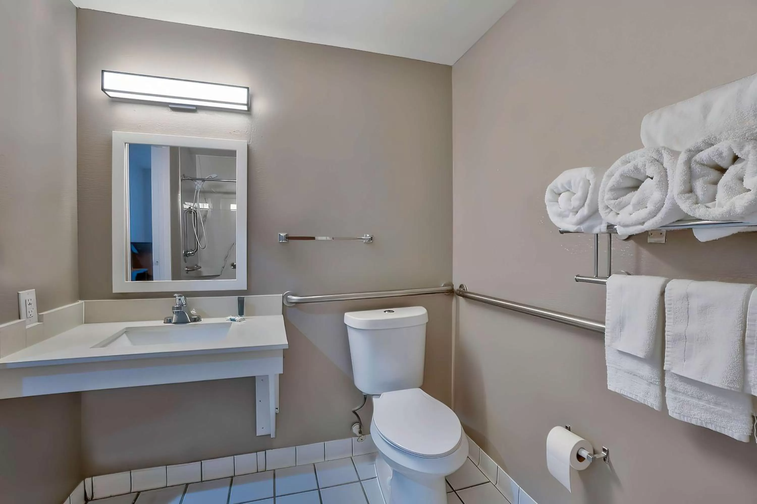 Bedroom in Motel 6-Denison, TX