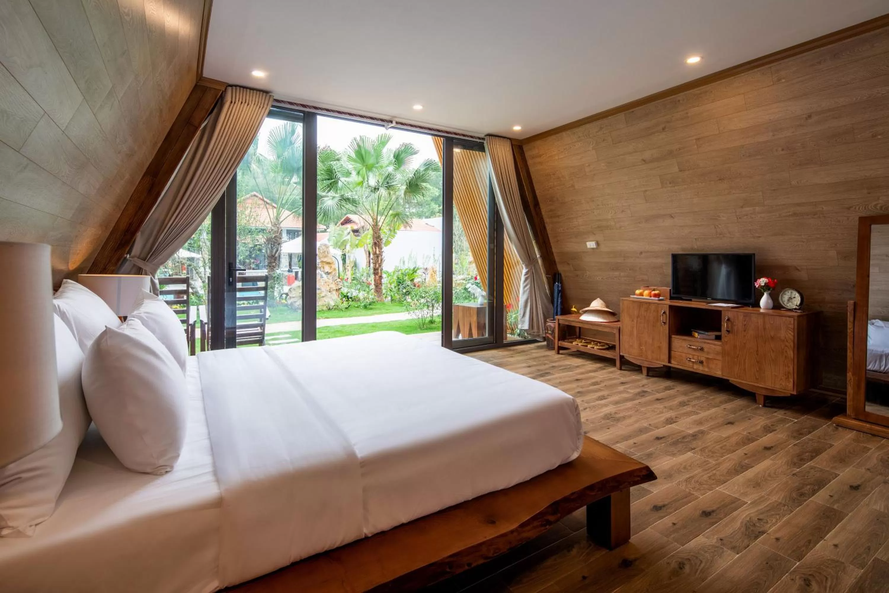 Bed in Bai Dinh Garden Resort & Spa