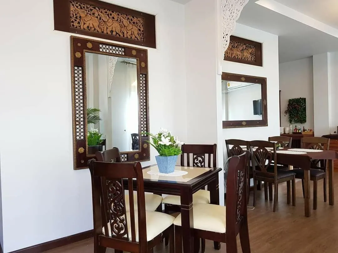 Restaurant/places to eat in The Velvet Orchid