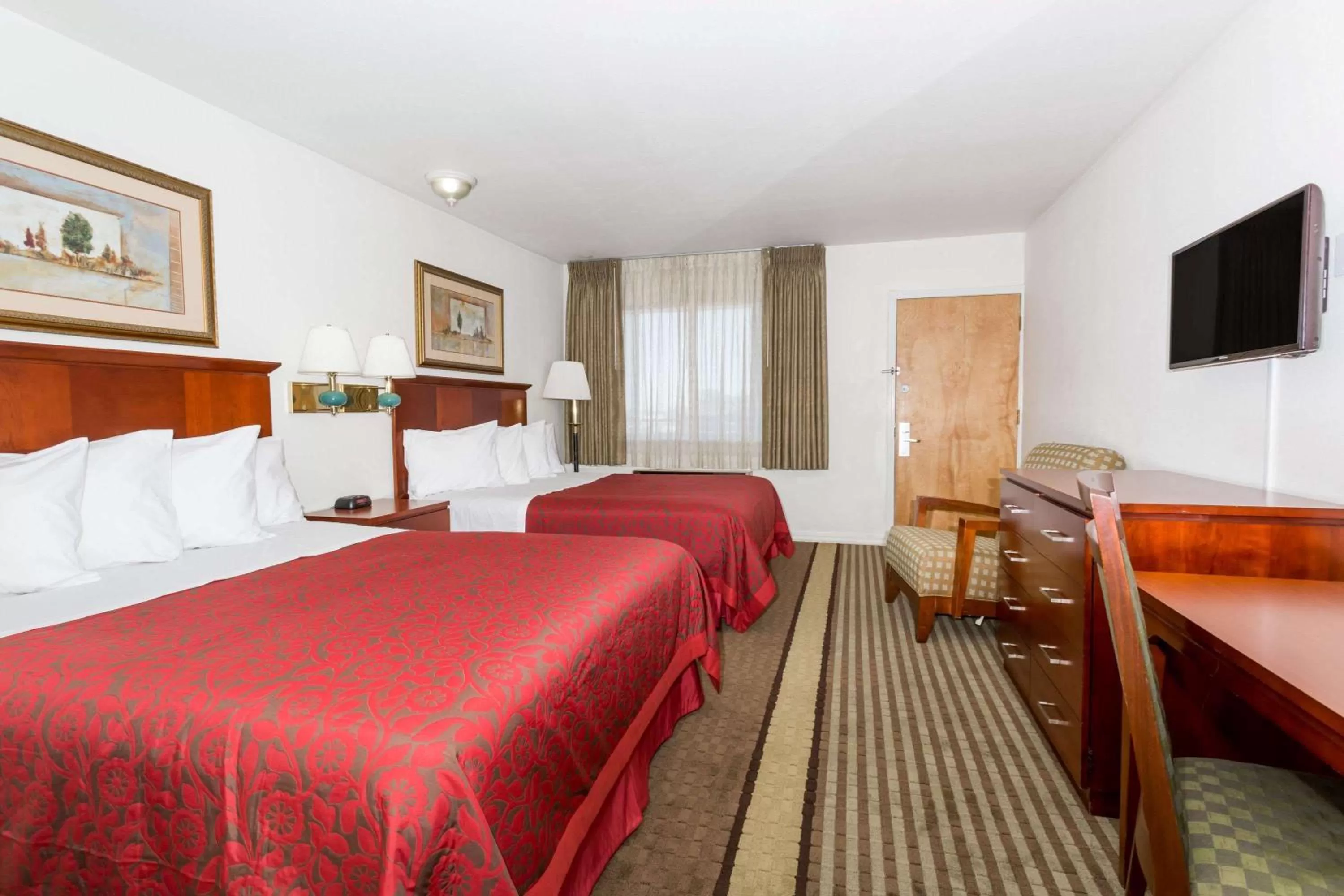 Photo of the whole room, Bed in Days Inn by Wyndham Kimball