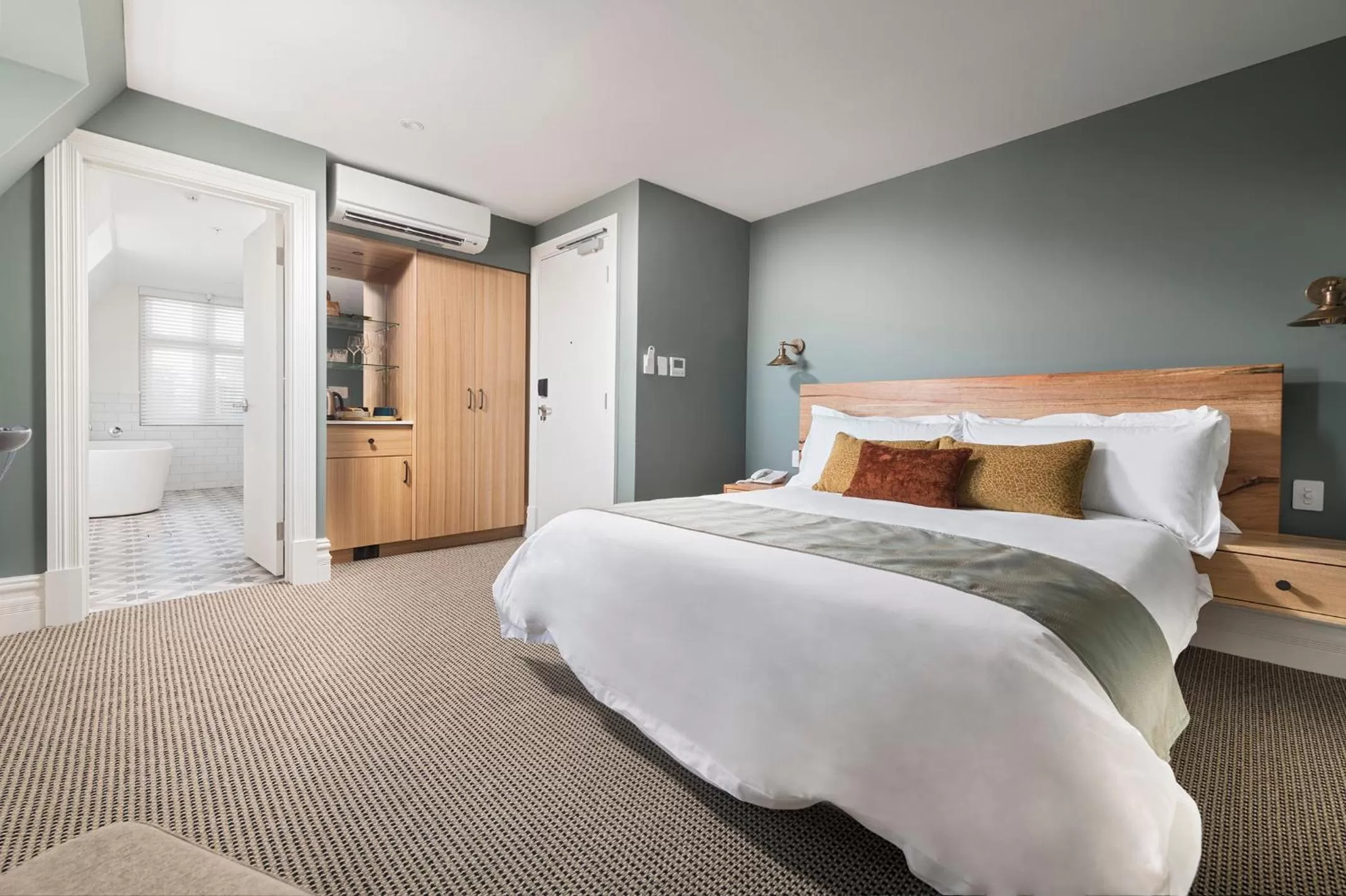 Bedroom, Bed in The National Hotel