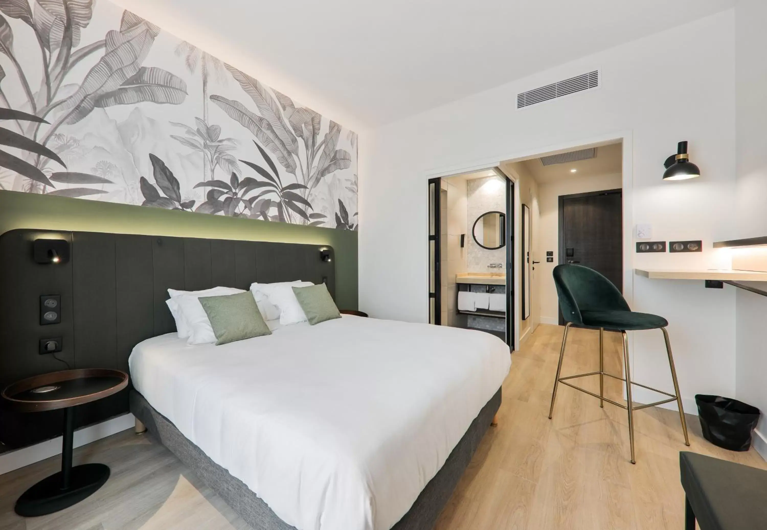 Triple Room with One Double Bed and One Single Bed - Room Next Generation in Campanile Smart Lyon Est - Eurexpo Bron Aviation Triple Room with One Double Bed and One Single Bed - Room Next Generation in Campanile Smart Lyon Est - Eurexpo Bron Aviation