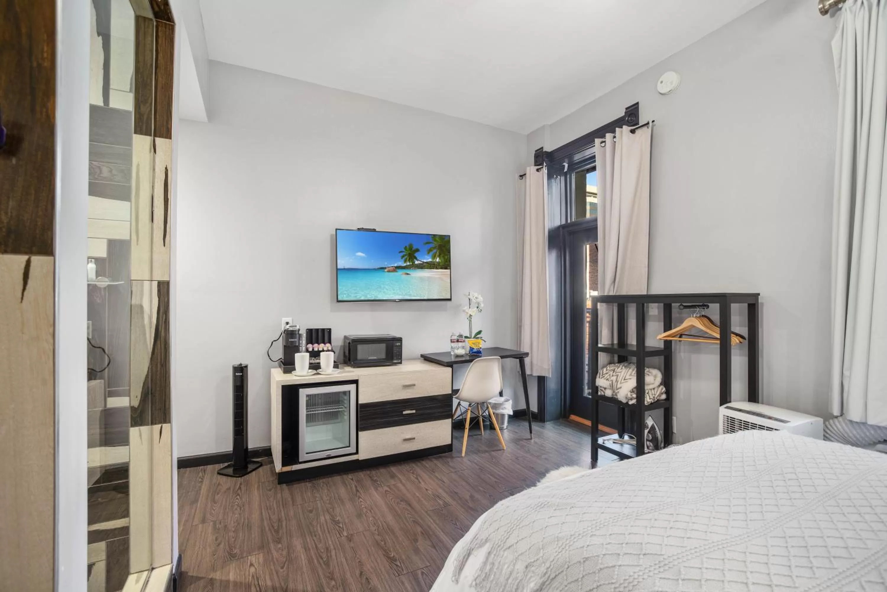 Photo of the whole room, Bed in Good Hotels Downtown Denver