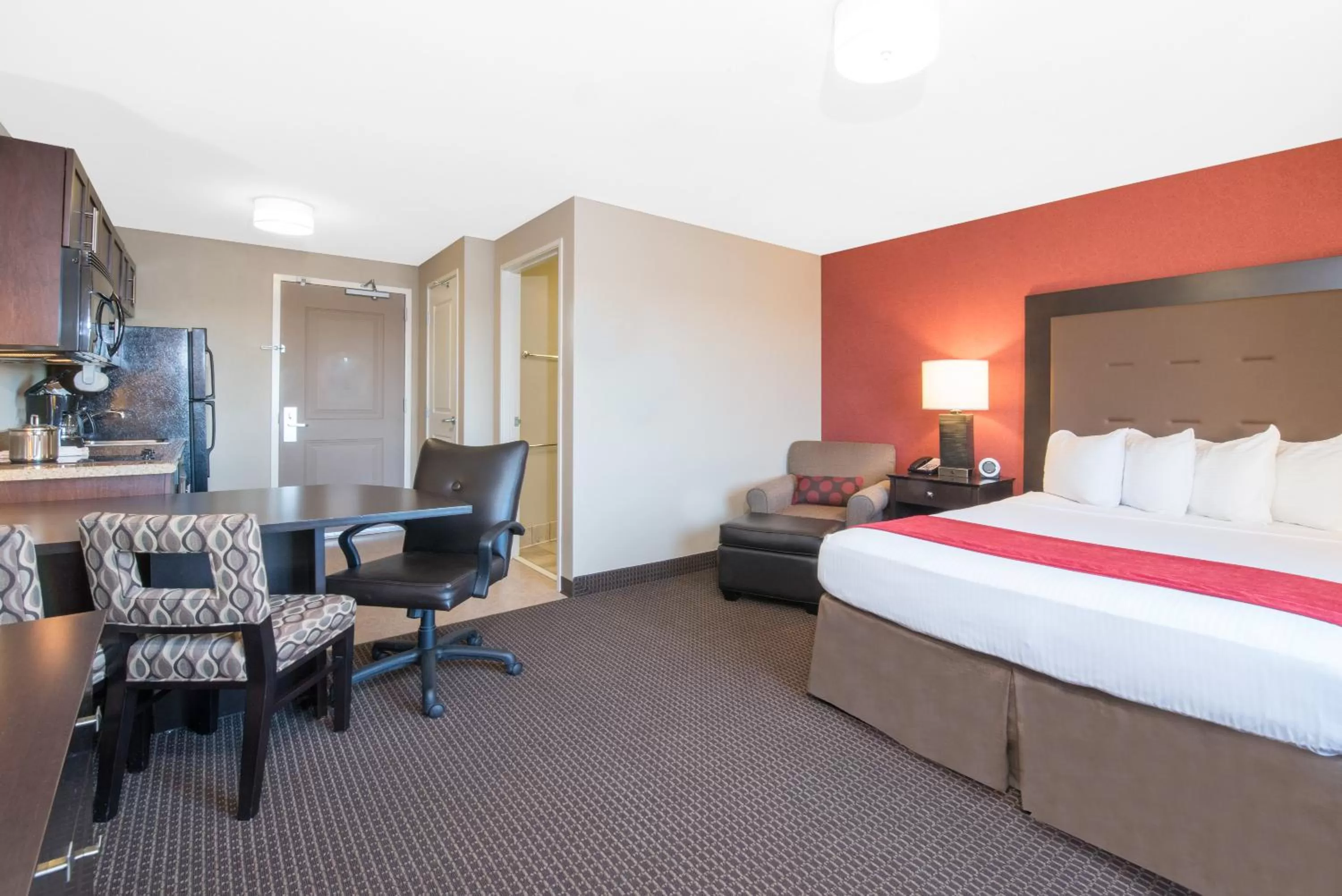 Queen Studio Suite - Mobility and Hearing Impaired Access/Non-Smoking in Hawthorn Suites by Wyndham Williston