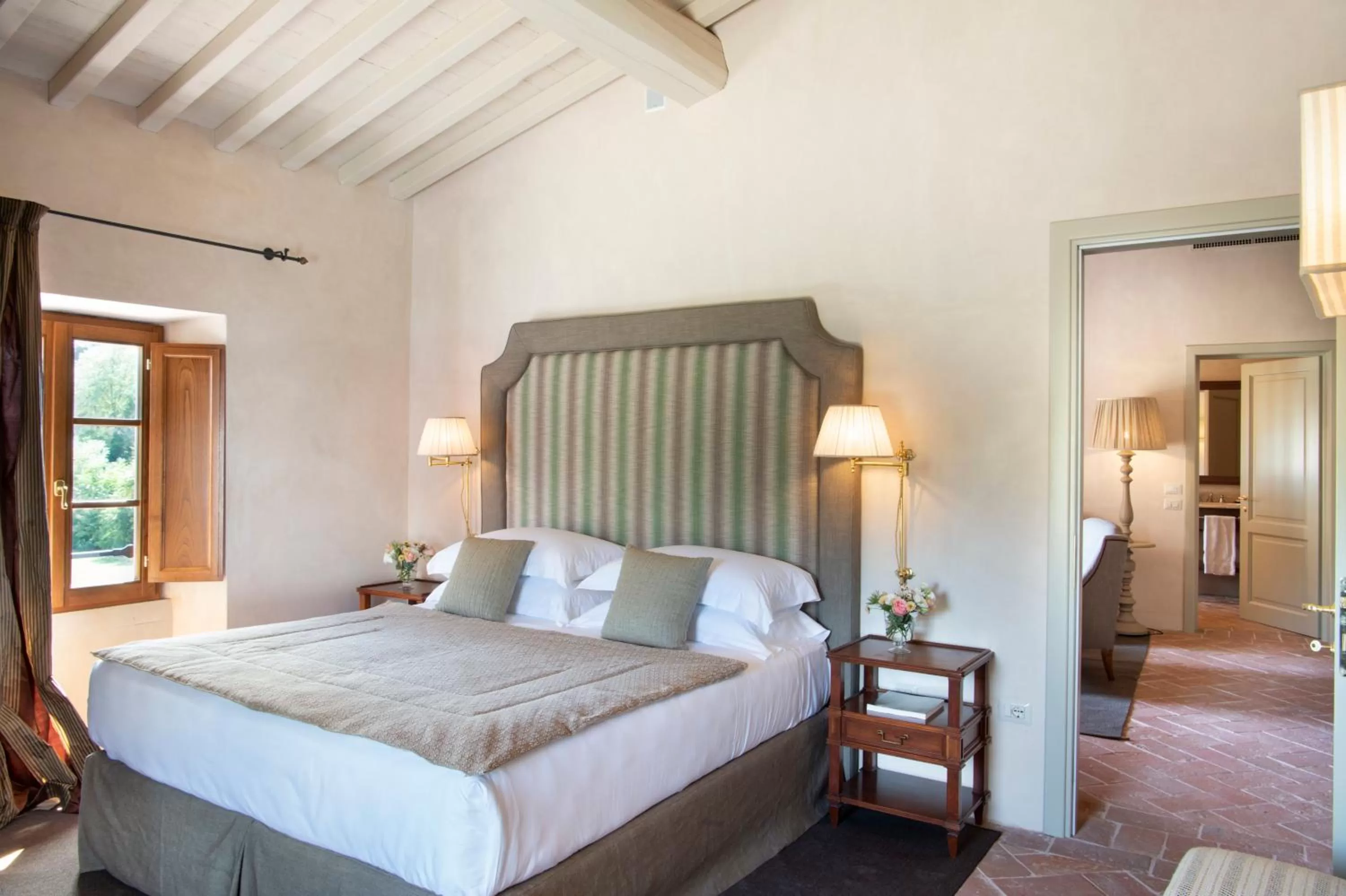 Bed in Viesca Toscana Suites & Villas