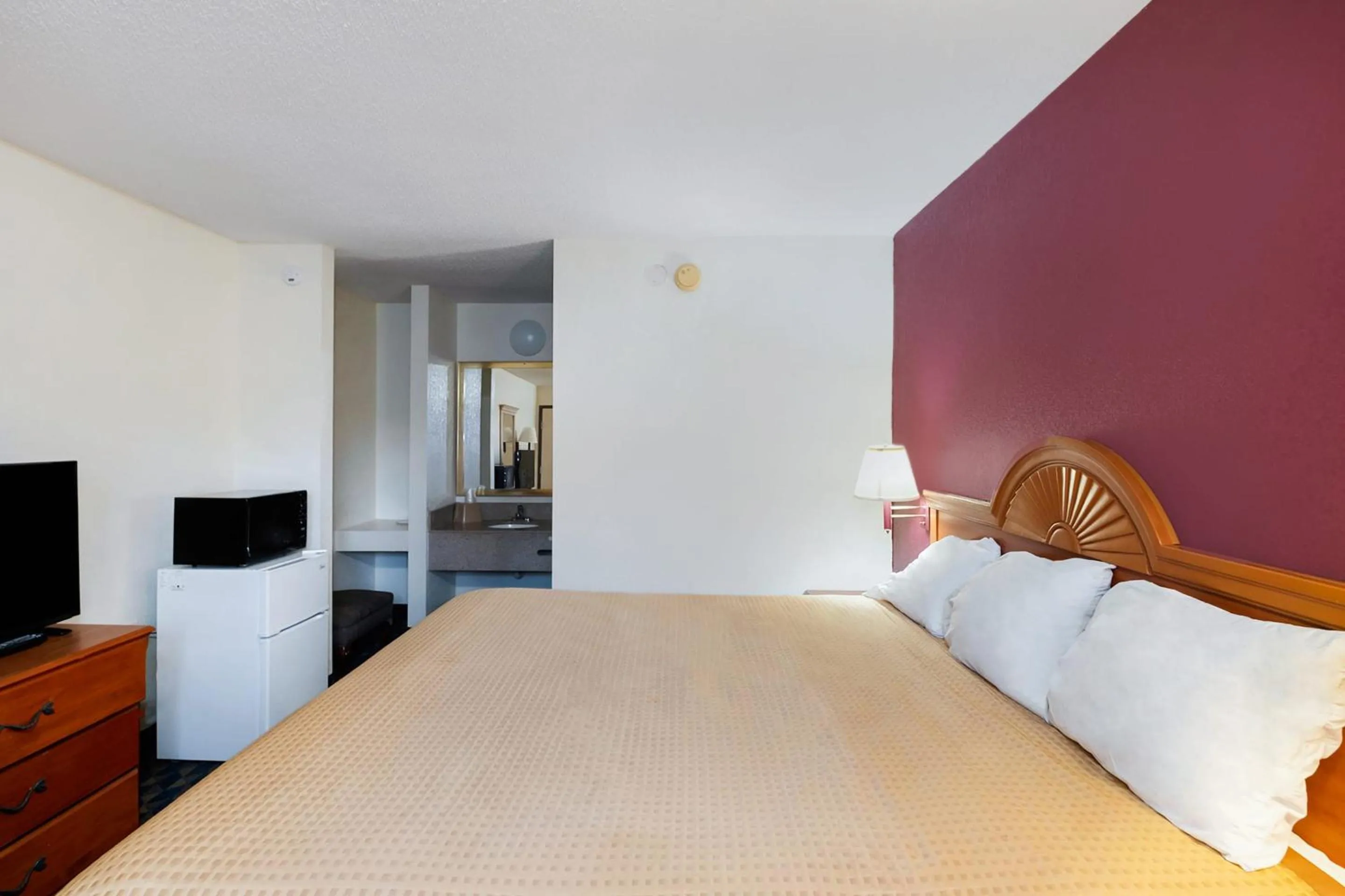 Bedroom in OYO Hotel Manning SC