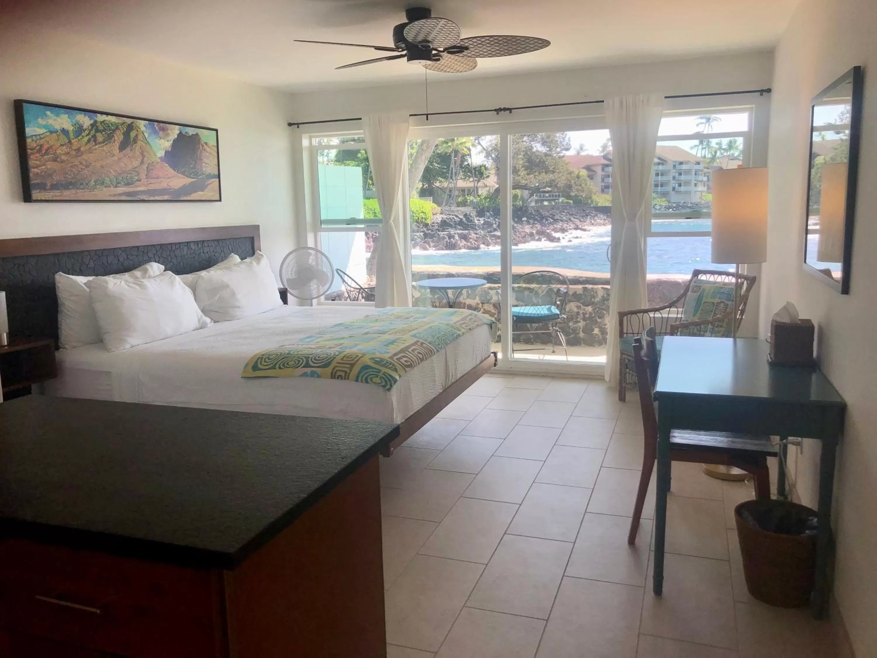 Sea view, Bed in Kona Tiki Hotel - No Resort Fees