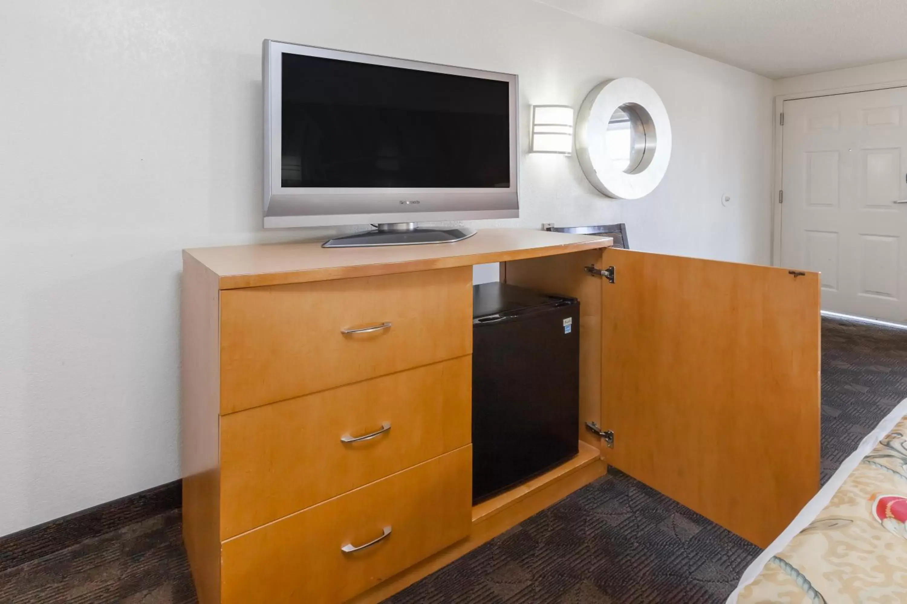 Double Room with Two Double Beds - Non-Smoking in Knights Inn Flint Double Room with Two Double Beds - Non-Smoking in Knights Inn Flint