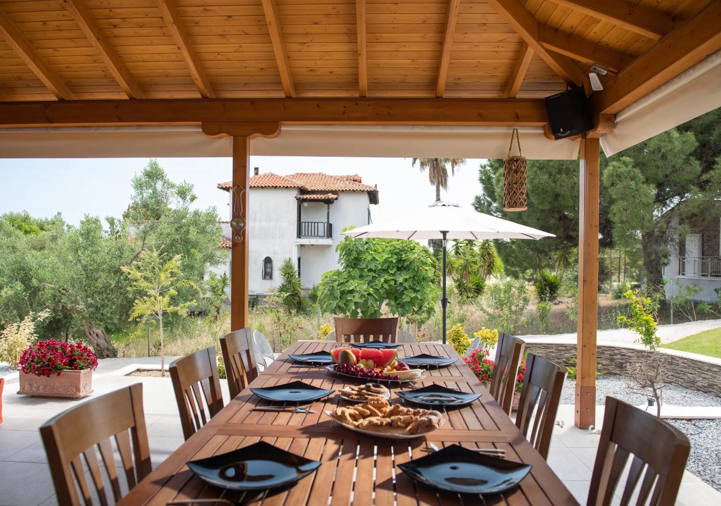 Restaurant/places to eat in Villa Sara